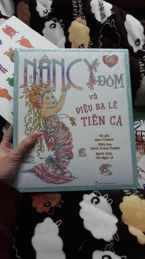 To đẹp như này mà chỉ có 10k thôi đó, rẻ mà xinh xỉu luôn. Mua về cho cháu nó đọc giải trí, chứ bố mẹ bây giờ toàn cho con xem điện thoại, hại con lắm. Xưa mình chẳng biết chữ gì vẫn nhìn tranh mà hiểu được đó thôi.