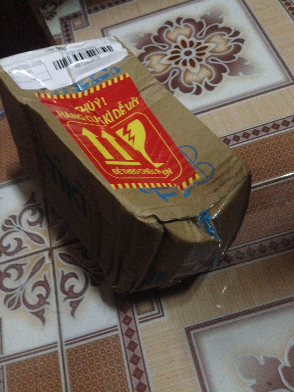 Đầu tiên là về đóng gói tiki đóng gói khá sơ sài, chỉ bằng bọc ni lông
Và ko biết vận chuyển như thế nào nhưng hộp nhận đc méo mó 
Chai xước khá nhiều
Và đặc biệt là nhà bán có nói là thương hiệu và xuất xứ đều từ Pháp
Nhưng mã vạch lại được mã khác dán lên phải xé ra mới thấy mã của chai và lại là 692 là từ Trung Quốc????