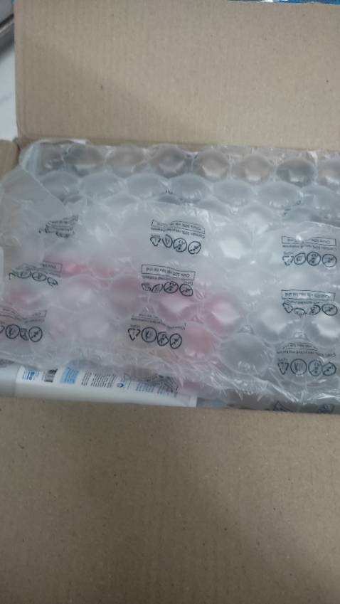 Đóng gói cẩn thận nhưng không có quà tặng kèm, nếu hết quà tặng nên đổi poster để khách biết mua sản phẩm khác.