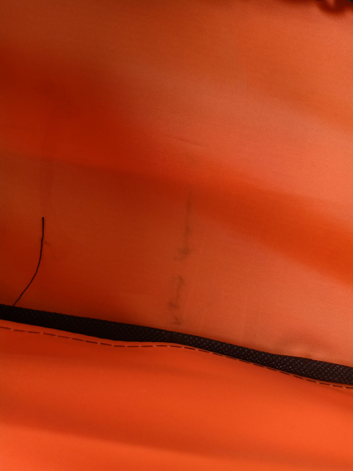 mau k giong hinh tau keo va banh xe nhieu nhua thua ben trong valy thi ban . co viec can len danh chap nhan lay