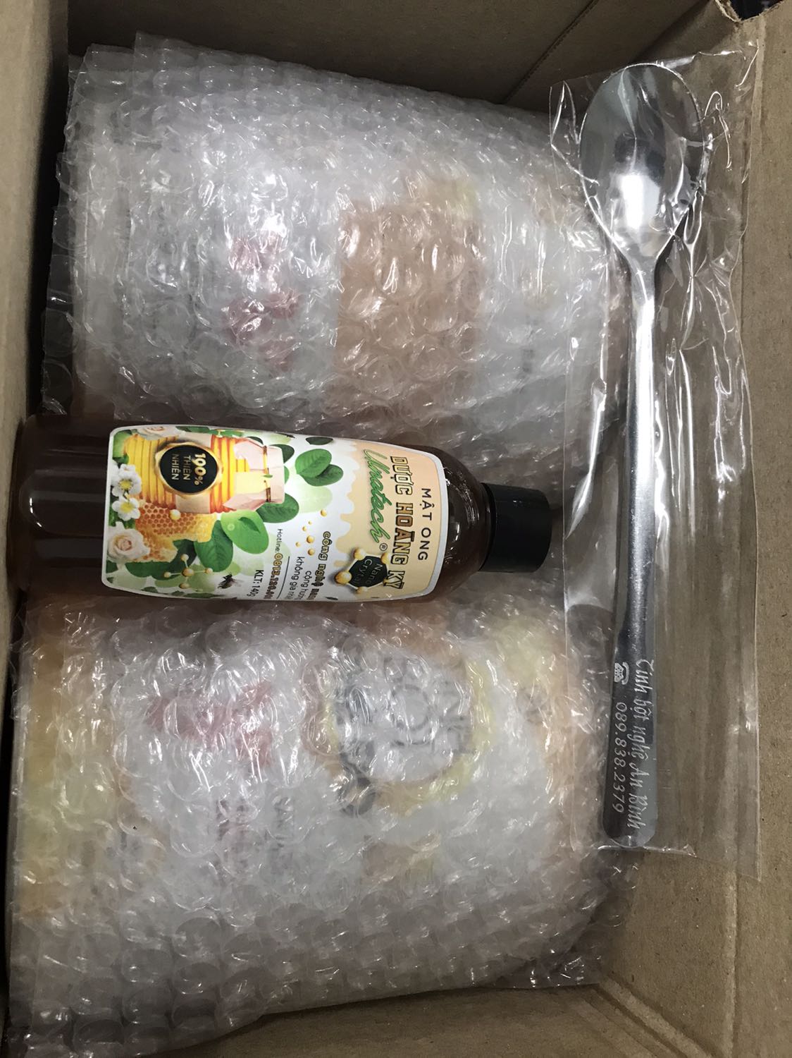 Tiki chưa bao giờ làm mình thất vọng, dự kiến ngày 4/1 mới giao nhưng trưa 31/12 đã giao rồi. Hàng đóng gói cẩn thận. Mình mua đợt sales được giảm quá trời luôn, lại được tặng kèm chai mật ong và muỗng nữa. Thích quá xá luôn. ? Tiki chưa bao giờ làm mình thất vọng, dự kiến ngày 4/1 mới giao nhưng trưa 31/12 đã giao rồi. Hàng đóng gói cẩn thận. Mình mua đợt sales được giảm quá trời luôn, lại được tặng kèm chai mật ong và muỗng nữa. Thích quá xá luôn. ?