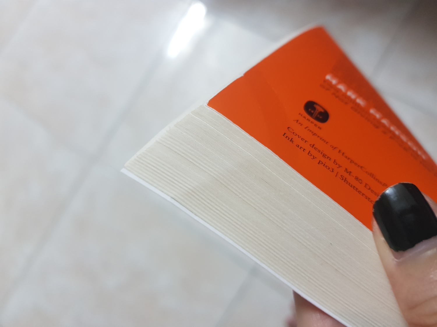 Sản phẩm nhận được bị cong góc bên phải. Là một người đọc sách và thật sư yêu quý sách của mình thì mình cảm thấy điều này không ổn . Tuy sản phẩm được bao bọc kĩ (để trong hộp) nhưng hết một nửa độ dày của quyển sách bị cong góc. Bìa sách chắc là do lỗi sản xuất nên bìa sách không che hết trang sách phía trong. TIKI xem xét vấn đề này nhé.