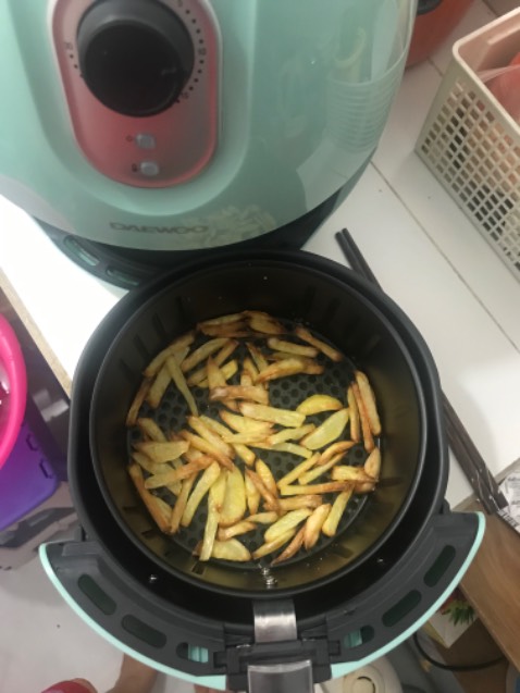 Tiki giao hàng nhanh tuyệt đối nha, order 12h đêm mới 9h sáng đã nhận được hàng rôi. Hàng chính hãng, có khuyết điểm nhỏ là tay cầm kiểu cũ, lỏng loẻ rất khó dùng, 7đ chất lượng, 10đ cho khâu vận chuyển của Tiki. Lúc mua mình quên nhìn dung tích, 2.8L nói chung cũng vừa xài nếu ở 1 mình, nấu ít.