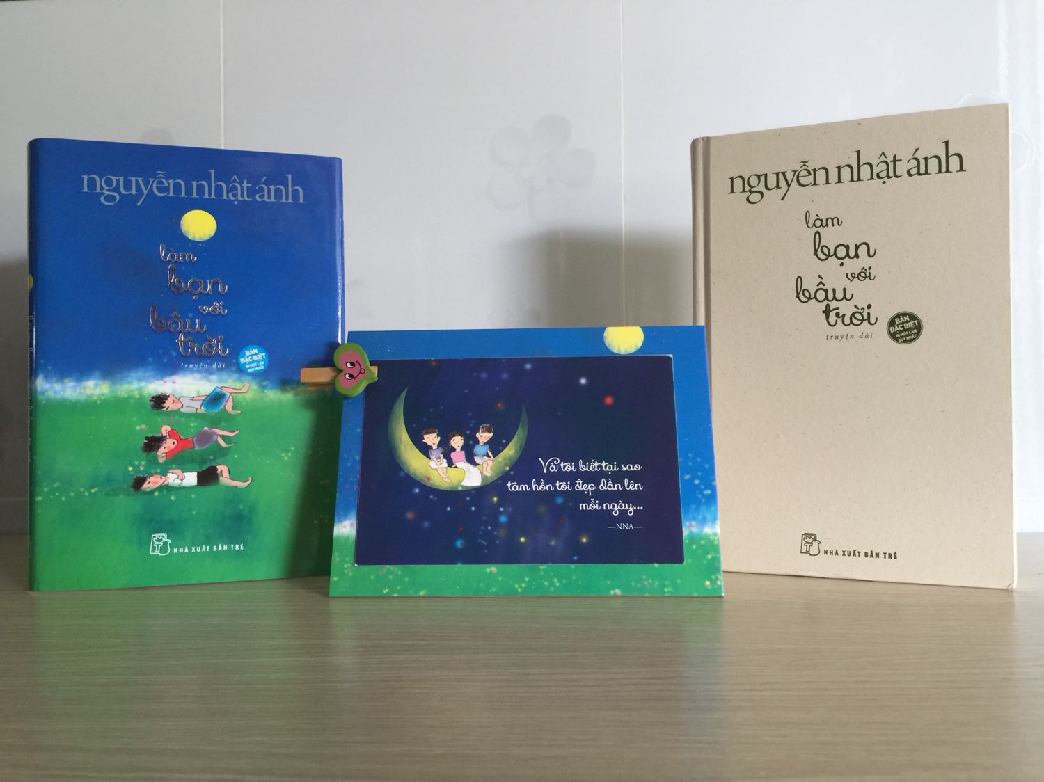 Mình vừa đọc xong quyển sách ngày hôm nay và chỉ muốn chia sẻ cảm nhận của mình ngay.

Câu chuyện trong sách khiến mình trải qua ko biết bao nhiêu là cảm xúc: hết những trận cười vì những điều dí dỏm hài hước, lại khóc thút thít vì cảm động trước những hành động, lời nói của các nhân vật trong truyện. 
Mình thật sự ngưỡng mộ tài năng kể chuyện của bác NNA, đọc truyện bạn sẽ thấy, bác NNA sẽ đưa người đọc đi hết bất ngờ này đến bất ngờ khác. 
Quả thật nội dung của truyện mang đầy tính nhân văn và phù hợp với cả người lớn lẫn trẻ con. 
Mỗi người chúng ta nên đọc 1 lần trong đời để "tâm hồn tôi đẹp dần lên mỗi ngày" và để biết yêu thương nhiều hơn. 
* Về hình thức: Đẹp xuất sắc luôn! 
- Giấy màu vàng, mịn và rất lán, sờ rất thích;
- Giấy mỏng như các cuốn sách bìa mềm khác của NXB Trẻ, giấy ko dày như cuốn Đảo mộng mơ bìa cứng; 
- Khổ 13-20, ko lớn như Đảo mộng mơ, nhưng vì là bản đặc biệt và có giới hạn, chỉ in 20.000 cuốn và ko in nữa nên rất giá trị và đắc hơn Đảo mộng mơ;