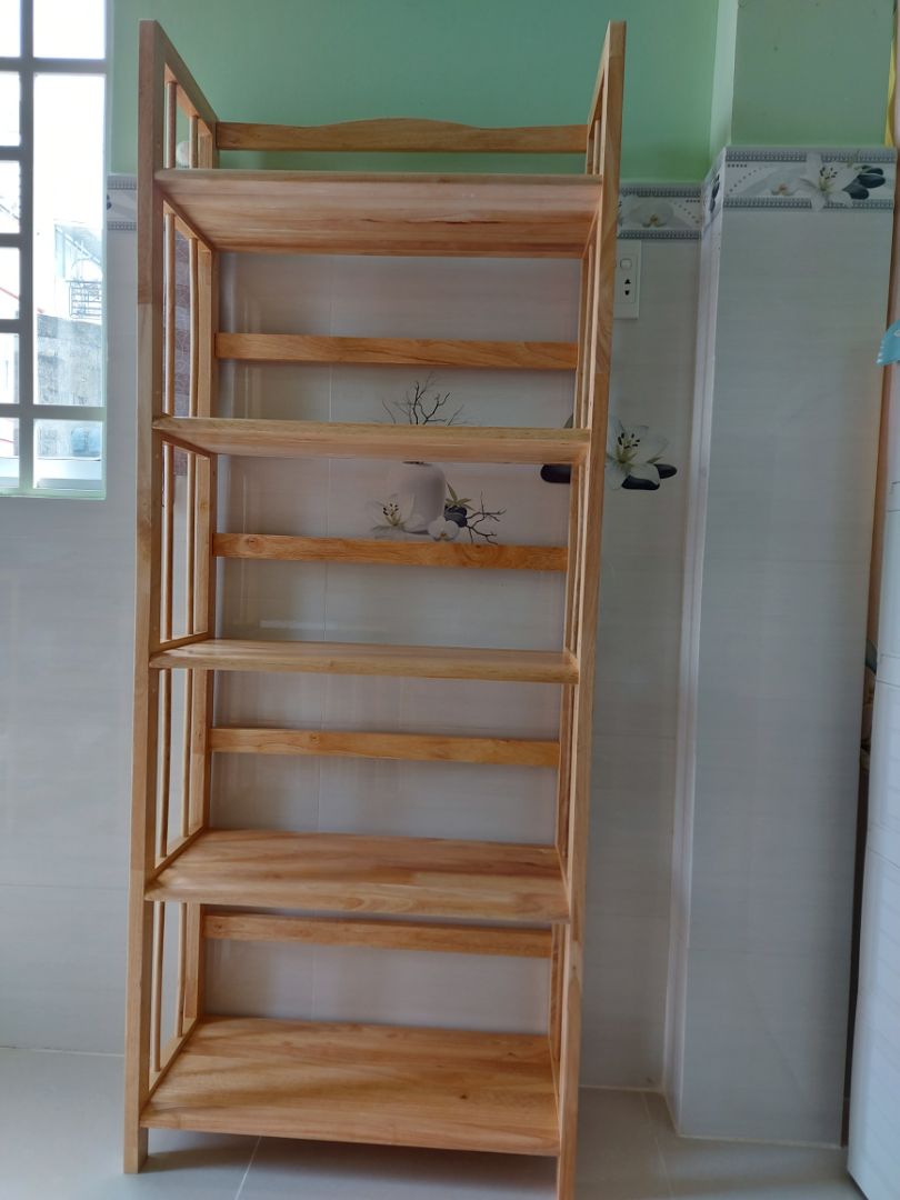 Sản phẩm được đóng gói cẩn thận. Màu gỗ đẹp. Những lỗ đục sẵn để bắt ốc khá chuẩn, vừa vặn, nên kệ lắp xong khá chắc chắn.