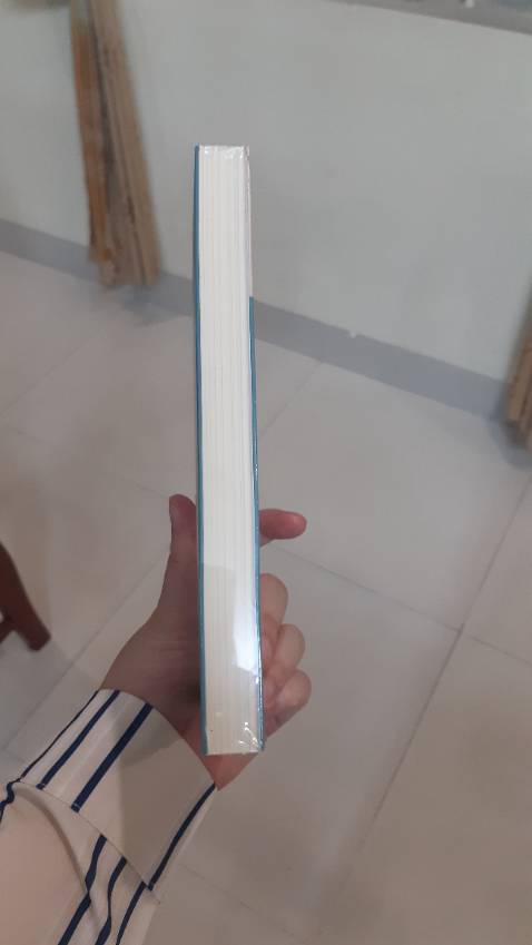 Sách nhỏ, dễ mang đi. Ship nhanh, shipper lịch sự, đến nơi còn nguyên bọc, sạch đẹp ạ. Mình chưa bóc ra nên chưa đánh ra chất lượng giấy và chữ in bên trong.