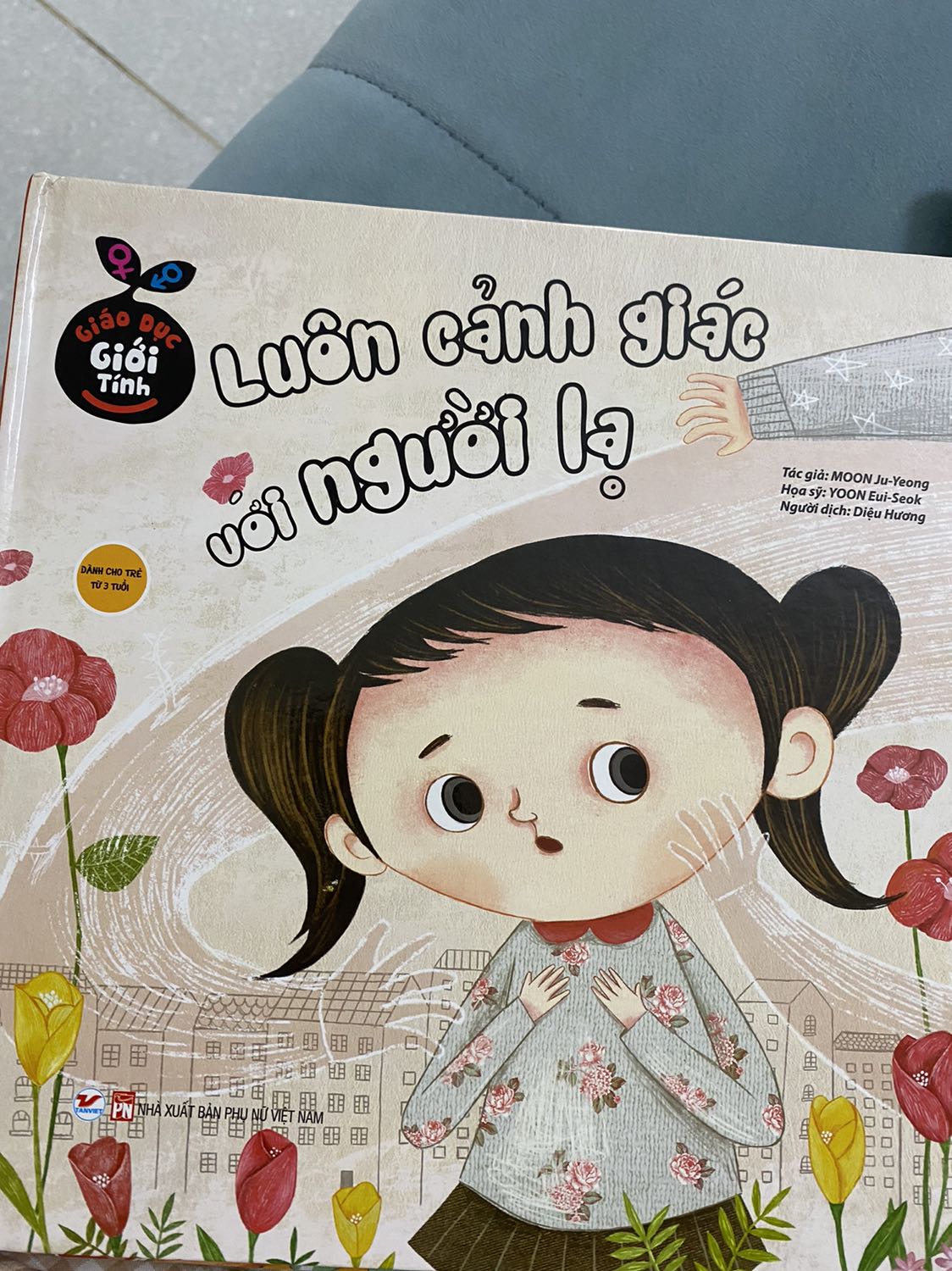 Sách bìa cứng, hình minh hoạ đẹp tuyệt, dễ hiểu dễ đọc, bé nhà mình vô cùng thích thú