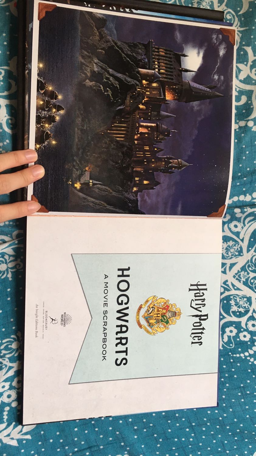 Mình cứ nghĩ là cuốn này sẽ bự lắm mà nó khoảng 21cmx21cm thôi. Bên trong nhiều nội dung về trường Hogwarts như thư nhập học, ga xe lửa đến trường, lễ phân loại hay các nhà trong trường. Có giới thiệu về phòng của hiệu trường và các môn học nữa. Cuối cùng là hoạt động ngoại khoá. 1 cuốn sách đáng để trên kệ dành cho potter head và những người yêu thích harry potter ????