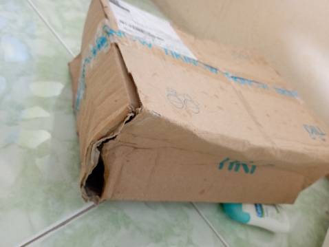 Shop gói hàng không kĩ, không có bọc chống shock, nếu không có thì mình nghĩ cũng nên gói nilon lại chứ mưa thì ướt hết sách
Bên vận chuyển ẩu, nhìn cái hộp bị ọp ẹp hết, rách to thấy được cả bên trong
Sách chưa hư hại gì, sách đẹp