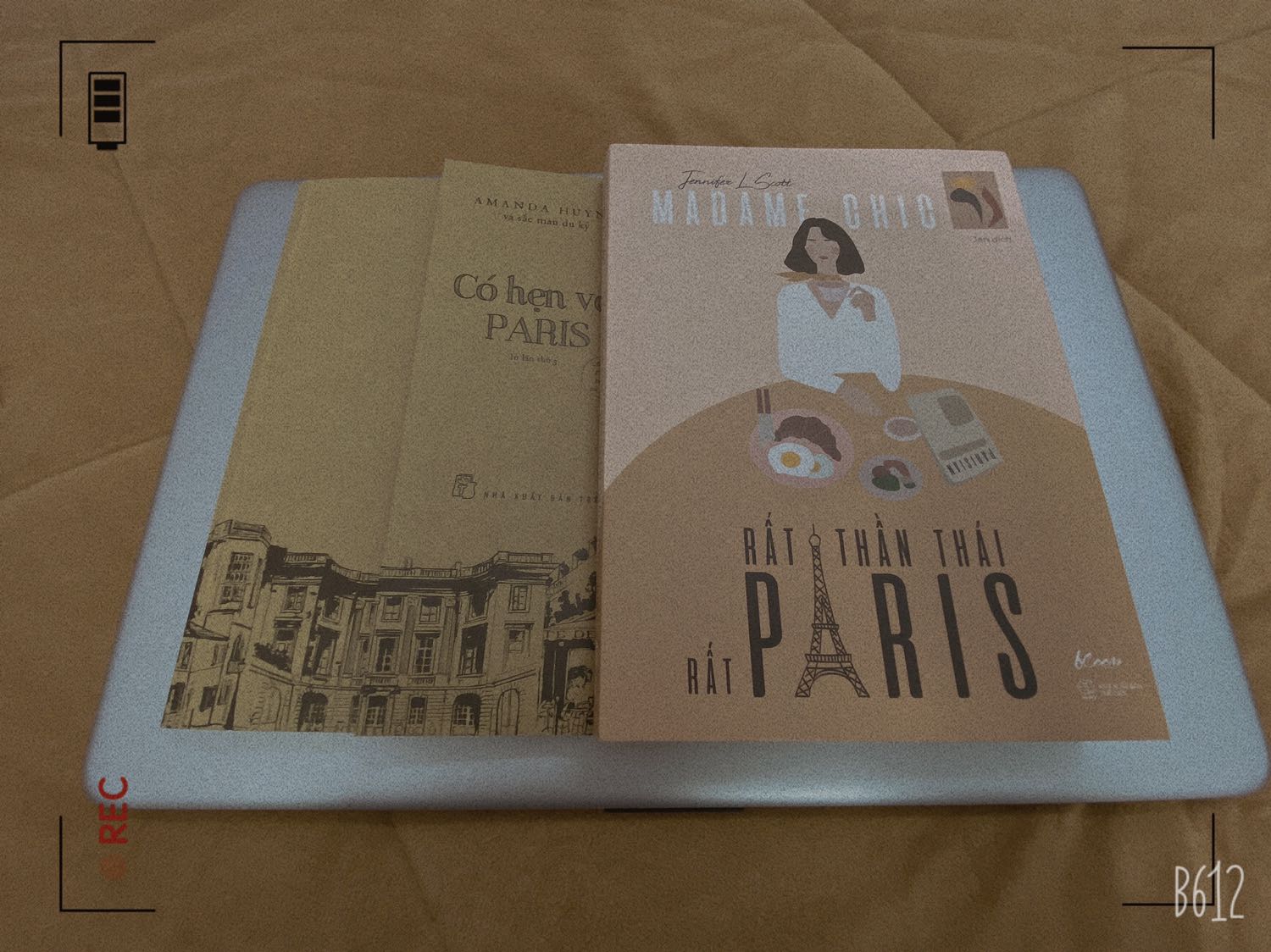 Sách mới, đẹp từ trong ra ngoài nhé. Bìa đẹp mà màu mực in cũng xinh xỉu í. Nội dung thì khỏi bàn lun. Nói chung là rất đáng tiền.