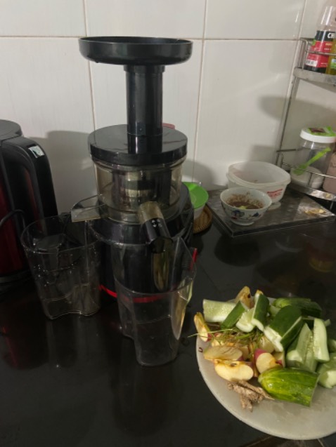 Trước đó mua máy nấu sữa hạt tefal thấy hài lòng nên mình tiếp tục mua máy ép của hãng. So ra giá phải chăng mà ép khá tốt. Bạn muốn dùng hiệu quả phải xem đặc tính từng loại rau củ quả để ép. Vì trục dọc nên ép rau khá dễ kẹt, Như các loại rau hay quả thơm nên cắt ngắn ra 2-3cm để tránh kẹt máy.