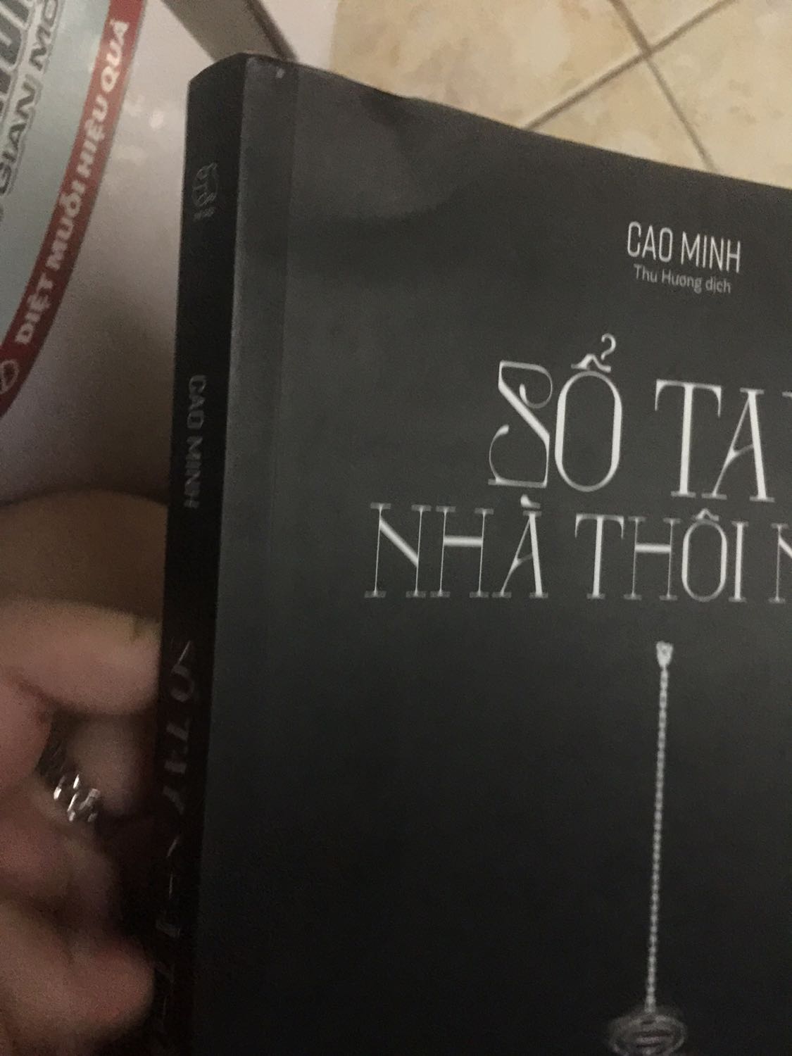 Vận chuyển thì nhanh thật, lại dc tặng thêm 1 cuốn sách nhưng mình hơi buồn vì gáy sách bị nhăn, huhu sách to và đẹp như thế mà lại bị như vậy!! Nhưng chắc tại cuốn đó nằm đầu trong cái hộp chứ mấy cuốn phía dưới rất nguyên vẹn!! Mua sale 50% + được tặng thêm 1 cuốn sách “Mặt trời trong tim”, đáng lẽ sẽ ko có gì để chê nếu như giá của cuốn này ko lên xuống như vậy ... em canh 2 ngày rồi mới đặt vì nghĩ sale 50% là nhiều rồi, thế là sáng qua đặt tối qua mở lại thấy cuốn này sale 70% coi tức hong? Dù gì thì cũng cảm ơn Tiki, em đi mua nữa đây vì còn sale 3 ngày nữa dù em còn chưa tới 100k ?