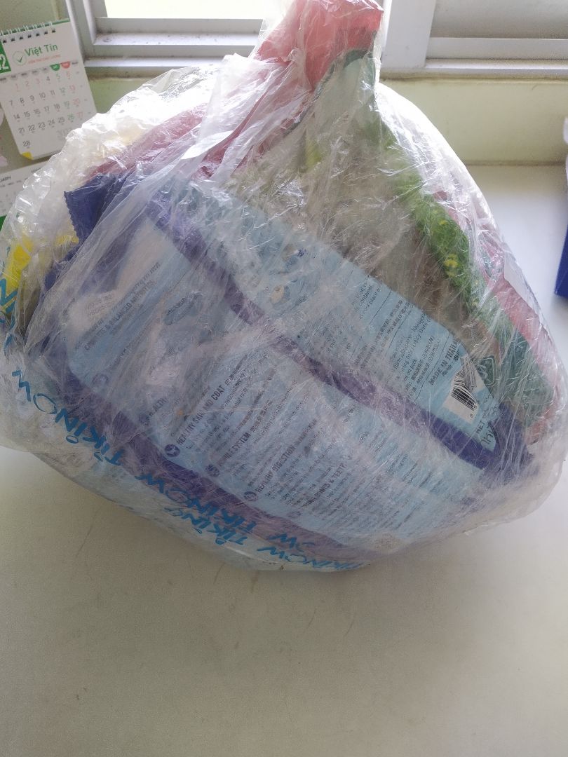 Mua không nổi cái bao thì nhắn thêm tiền, chứ nghĩ sao quấn mấy lớp màng co rồi gửi đi tỉnh. Mua không nổi cái bao thì nhắn thêm tiền, chứ nghĩ sao quấn mấy lớp màng co rồi gửi đi tỉnh.