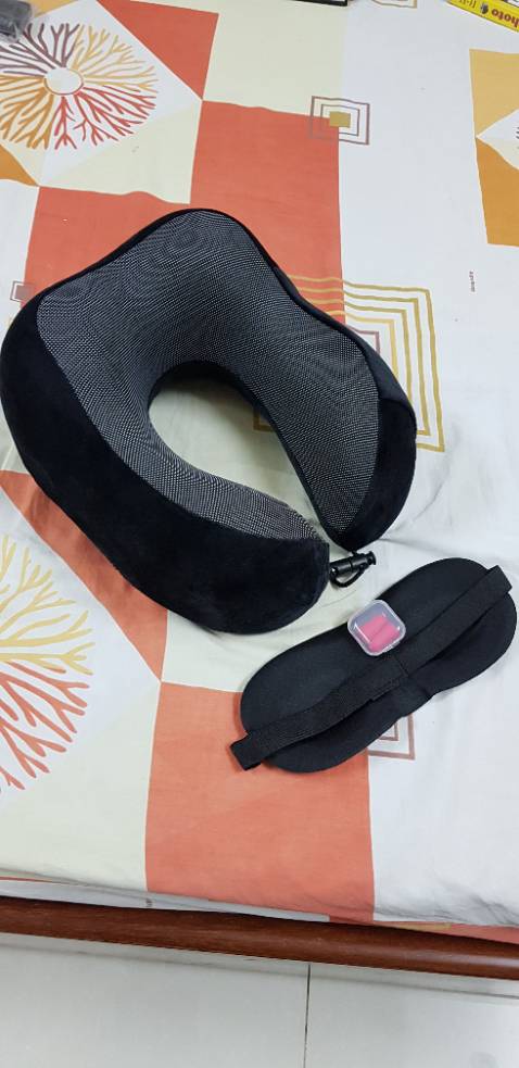 Gối màu đen, êm, đàn hồi, đeo dễ chịu.Có kính vải che mắt và bộ 2 nút tai. Có bao đựng gối.Nhà bán giao hàng sớm 1 ngày.