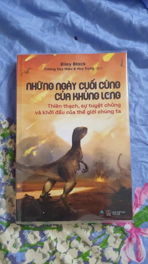 Giao hàng nhanh, đóng gói ổn.
Nội dung như tiêu đề, giống một bộ phim tư liệu về cuộc sống mà ta sẽ chẳng bao giờ có thể thấy nhưng có thể đã từng xảy ra.