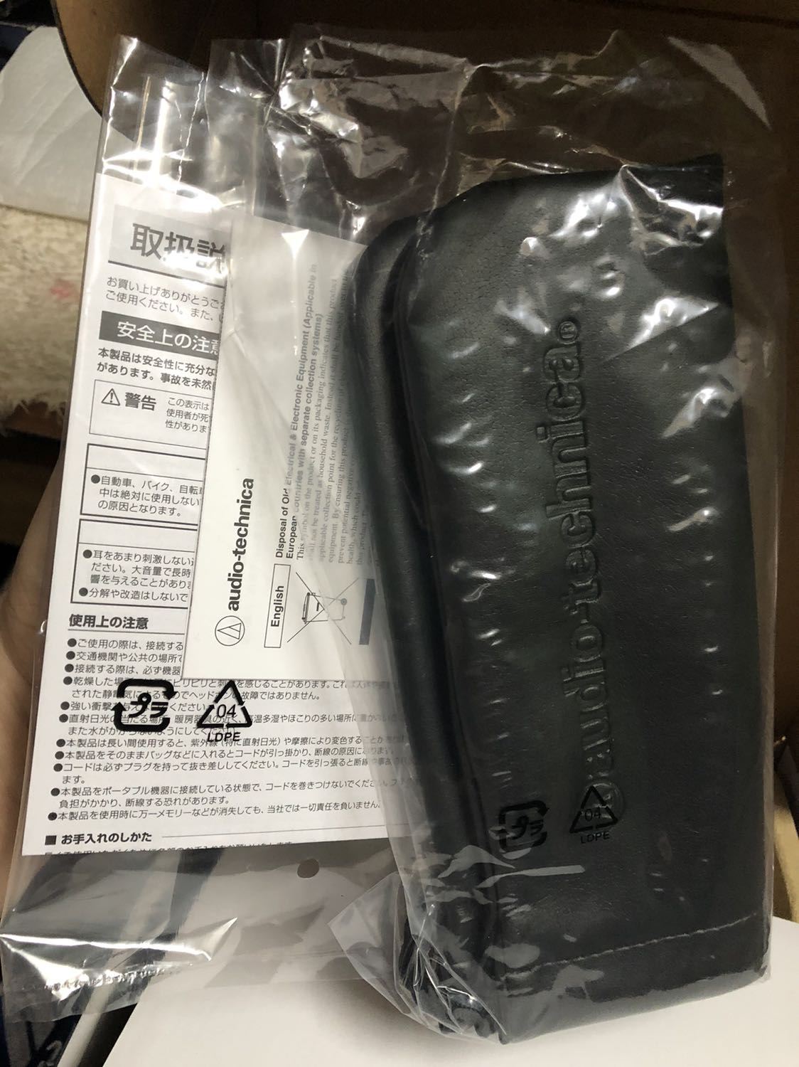 Đúng với 2 chữ huyền thoại, nghe trong, rõ, bass ấm, đeo rất kín tiếng luôn, có đều đeo lâu thì hơi hầm tai, nếu ko quen sẽ rất khó chịu
Nói chung là quá tuyệt vời, rất đáng đồng tiền bát gạo