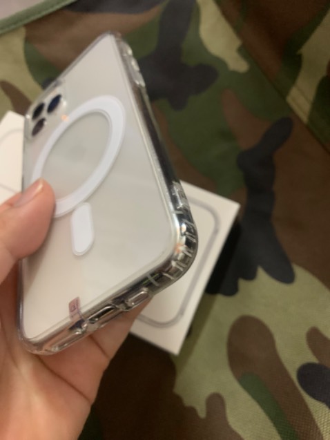 Lúc đầu mua vì tò mò cái vòng tròn màu trắng. Nhưng khi nhận về gắn vào quá hợp. Ôm khít máy, cầm nắm rất thoải mái. Đặc biệt là bấm nút nhạy như bấm trực tiếp vào máy. RẤt thích luôn. 
Có lưu ý nhỏ là mọi người lột 3 miếng nhựa mỏng ở trong và ngoài ốp ra nha. Vk mình không biết rồi không lột ra nên thấy nó cũ cũ.