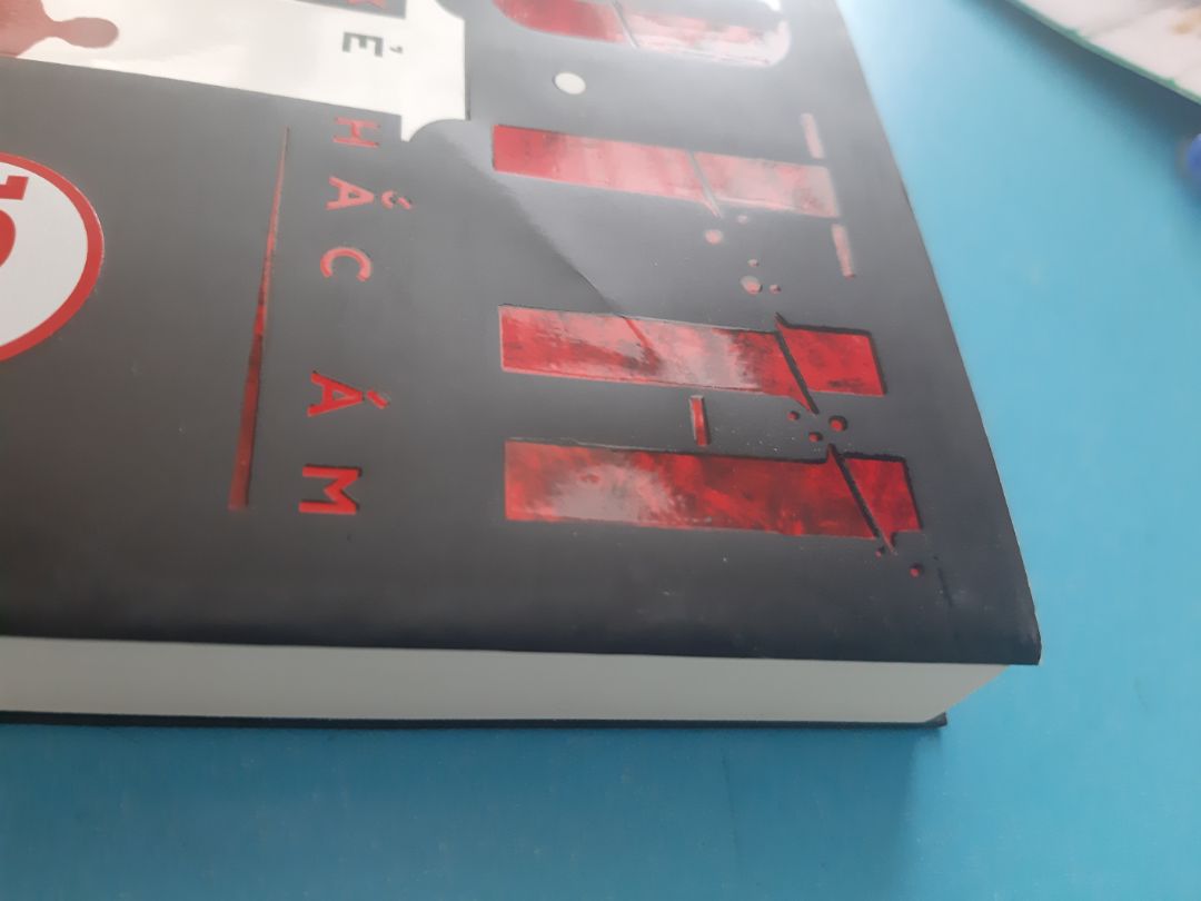 Tiki đóng gói ẩu cực kì , đây là lần đầu mình mua sách ở Tiki nhưng quá là thất vọng , sau này mình sẽ hạn chế mua sách ở Tiki.
Đóng gói kiểu gì mà chỉ có 1 thùng carton ở ngoài thôi , không có chống sốc gì hết nên sách mới bị gãy góc , lỗi (như ảnh) vậy thôi.
Ngoài nhưng vấn đề đó ra thì sách cũng không được bảo quản tốt nữa , cũ , trầy xước bìa 
Đang dịch nên mình bỏ qua việc ship hàng lâu hơn tháng 1 nên 1* là dành cho chất lượng sách và cách đóng gói hàng của Tiki.