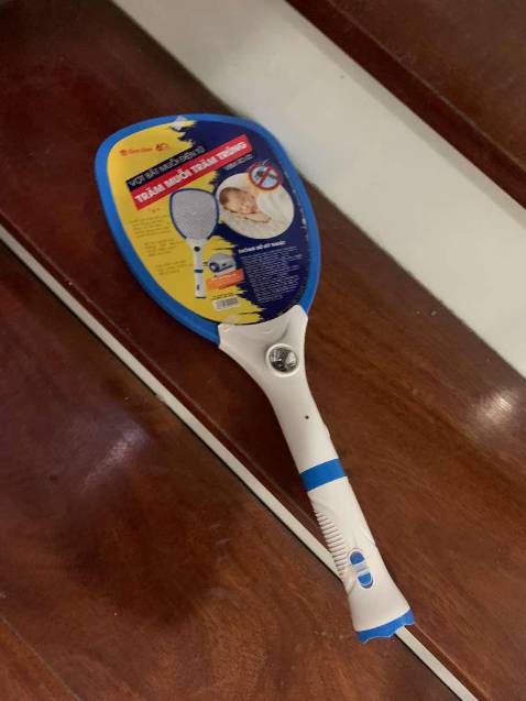 Vợt to đẹp, đèn sáng, dính muỗi là nổ ngay, đáng tiền