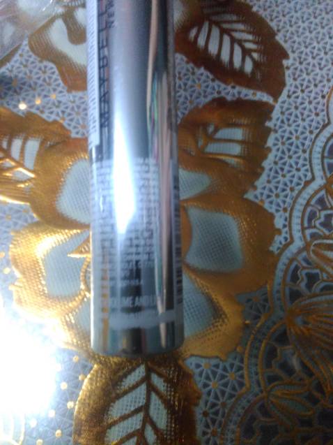 Quà tặng thì đầy đủ, nhưng cây maccara không thể khô hơn, nhìn lại thì thấy như này chắc là ngày sx? Sản phẩm mặc dù có bao bịch phía ngoài nhưng nhìn lem luốc quá!