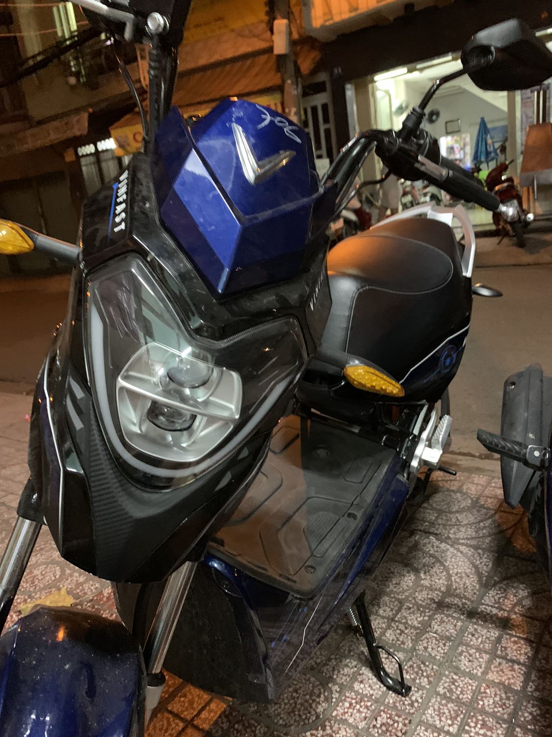 Một sp chất lượng của việt nam . Đã xem qua nhiều xe điện cuối cùng dừng lại sp ở việt nam . Khung sườn chắc chắc - phanh cực an toàn đã *** chạy lên 49km rất vô tự . Kiểu sáng nhỏ gọn giá quá tốt so với chất lượng - mua đc sp lúc sale 11/11 8300k sạc 1200k cọc pin 1000k Làm biển nhờ người gueir về Bắc nên 1400k . Thuê pin 149k . Tổng  hơn 12 triệu 1 chút hàng tháng thêm 149k thuê pin là không phải lo pin chai pin hỏng . Tiện nhất nhà gần mấy chỗ đổi pin không sạc kịp mang ra đổi mất 25k nhanh gọn pin lại 100% chạy tẹt ga . Thích nhất cái thuê pin có cái lợi là kg phải mua thêm định vị . Vậy là con cái đi đâu mình cũng biết được . An toàn lắm luôn . Chỉ có mỗi chìa khoá hơi giòn dễ gẫy nên đánh sơ cua 2/3 cái cất đó là yên tâm .