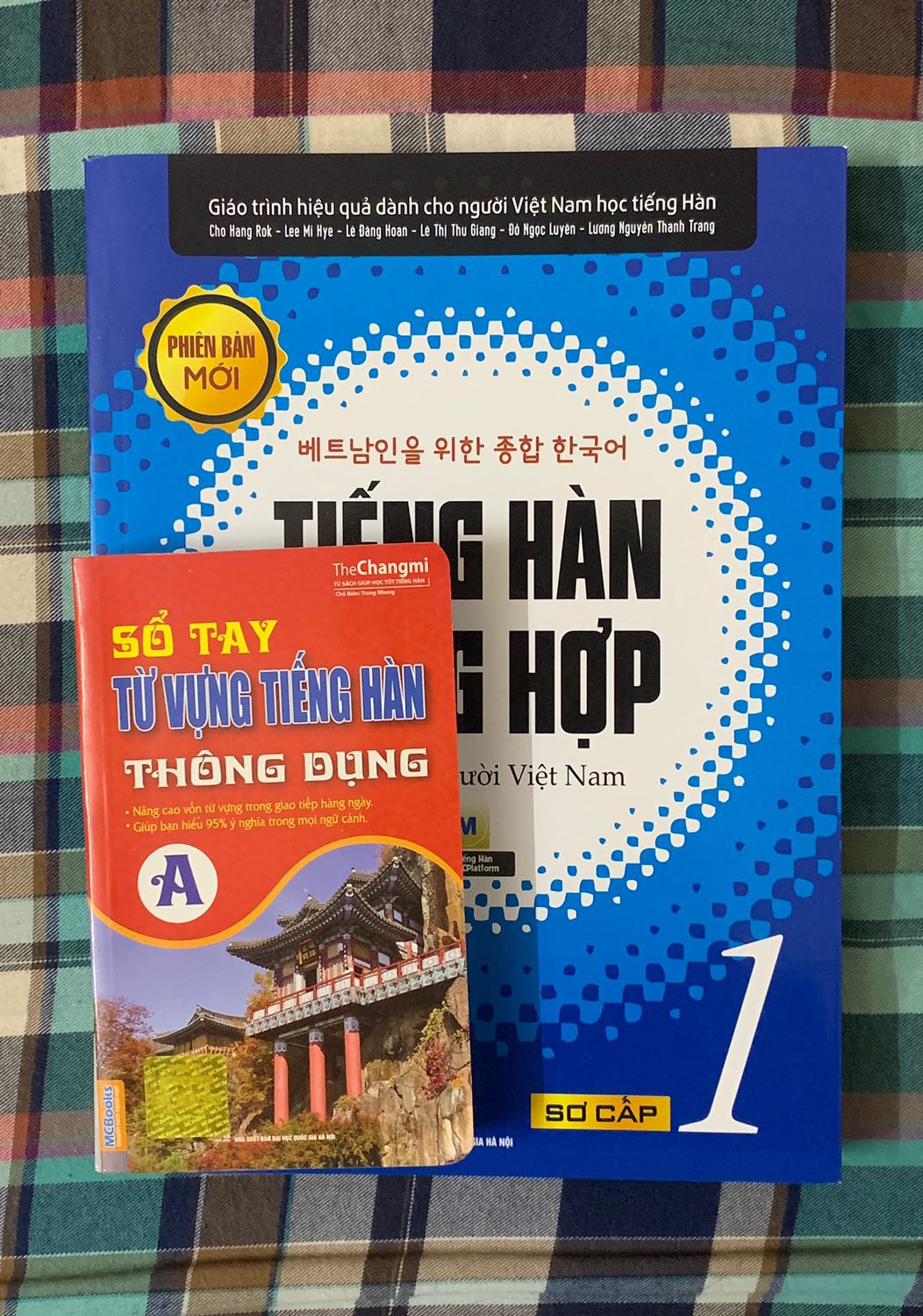 Sách đẹp, chất lượng in tốt, mình săn được giá sale với áp mã giảm giá nên mua được nửa giá so với giá bìa, còn được tặng thêm 1 quyển sổ tay từ vựng nữa. Rất hài lòng Sách đẹp, chất lượng in tốt, mình săn được giá sale với áp mã giảm giá nên mua được nửa giá so với giá bìa, còn được tặng thêm 1 quyển sổ tay từ vựng nữa. Rất hài lòng