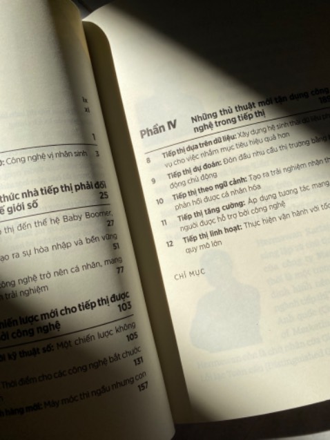 Thời thế mới, sự thay đổi mới khi AI tràn ngập, tác giả đặt ra câu hỏi thích nghi cho người đọc. Và từ đó dẫn dắt, mở ra những câu trả lời của riêng mỗi người, làm cách nào để tồn tại trong thế giới tiếp thị được bao phủ bởi AI. Tận dụng nó hay gạt bỏ nó? Tất cả sẽ là vốn kiến thức đẩy đủ và cập nhật cho mọi người, đặc biệt là cho những ai đang làm truyền thông tiếp thị. Đáng mua đáng đọc.