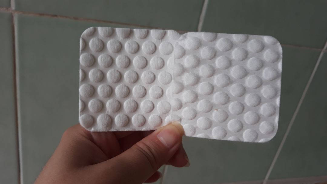 Bông dày, 1 mặt dập nổi nên tẩy trang rất sạch, bông thấm nước tốt, dùng lau mặt sau khi rửa cũng nhanh, không để lại xơ bông sau khi dùng. Bịch 1kg chắc dùng nửa năm mới hết, rất kinh tế. Nhược điểm là thỉnh thoảng lẫn sợi nilon vào bông, nếu không chú ý gỡ ra khi dùng lau mặt sẽ bị xước da.