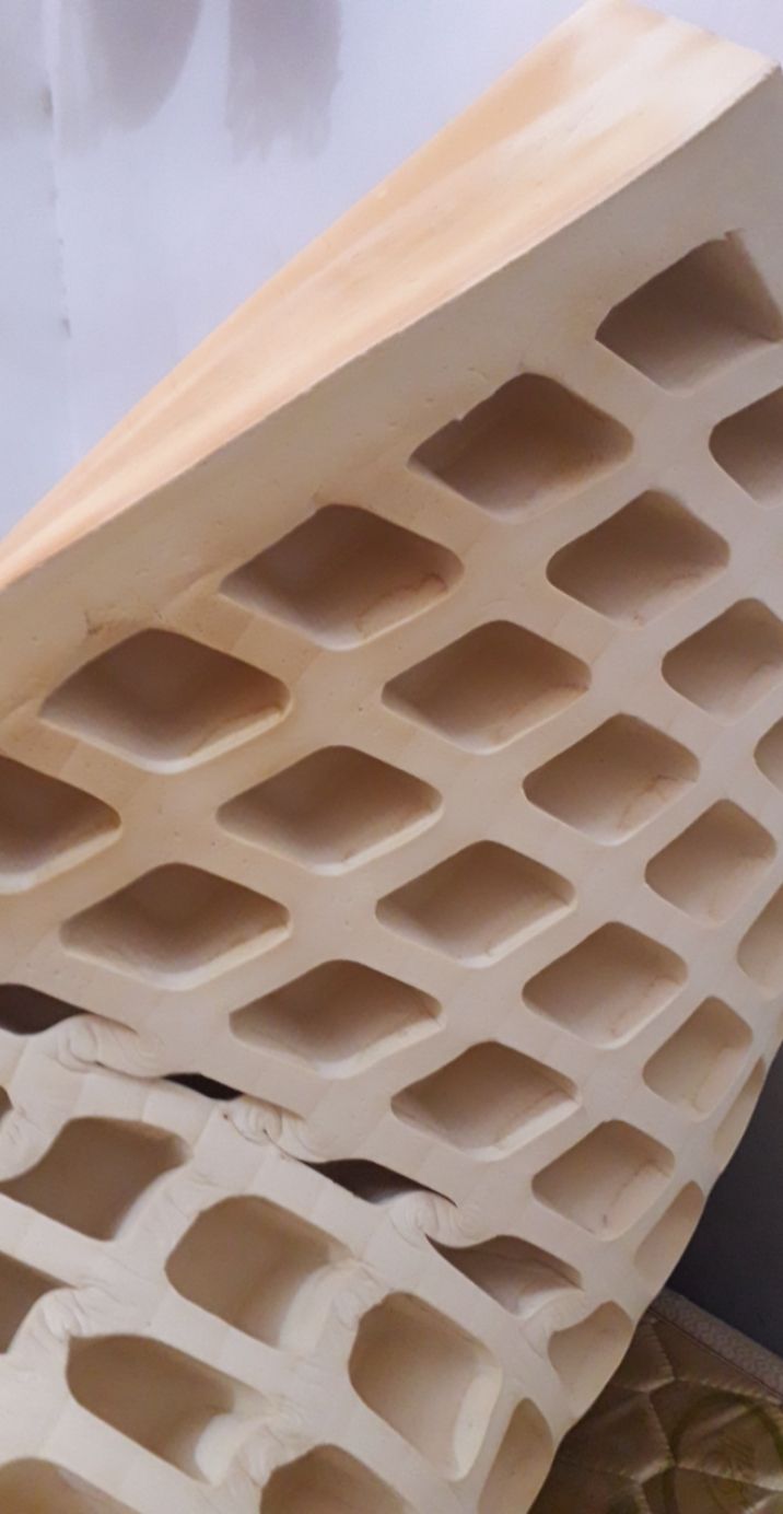 nệm bị mốc, nứt mẻ, hôi kinh khủng, shop bán hàng kém chất lượng, có thể đây là hàng cũ, đã phai màu có 3 màu khác nhau