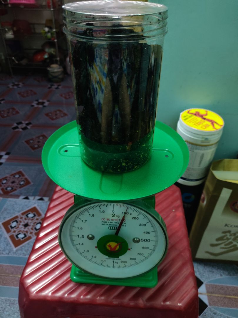 100gr bao gồm cả hũ đựng, miếng rong biển quá to, vị quá ngọt, loại rong biển này gặp nước sẽ nhão và ăn bị dính vào răng khó chịu