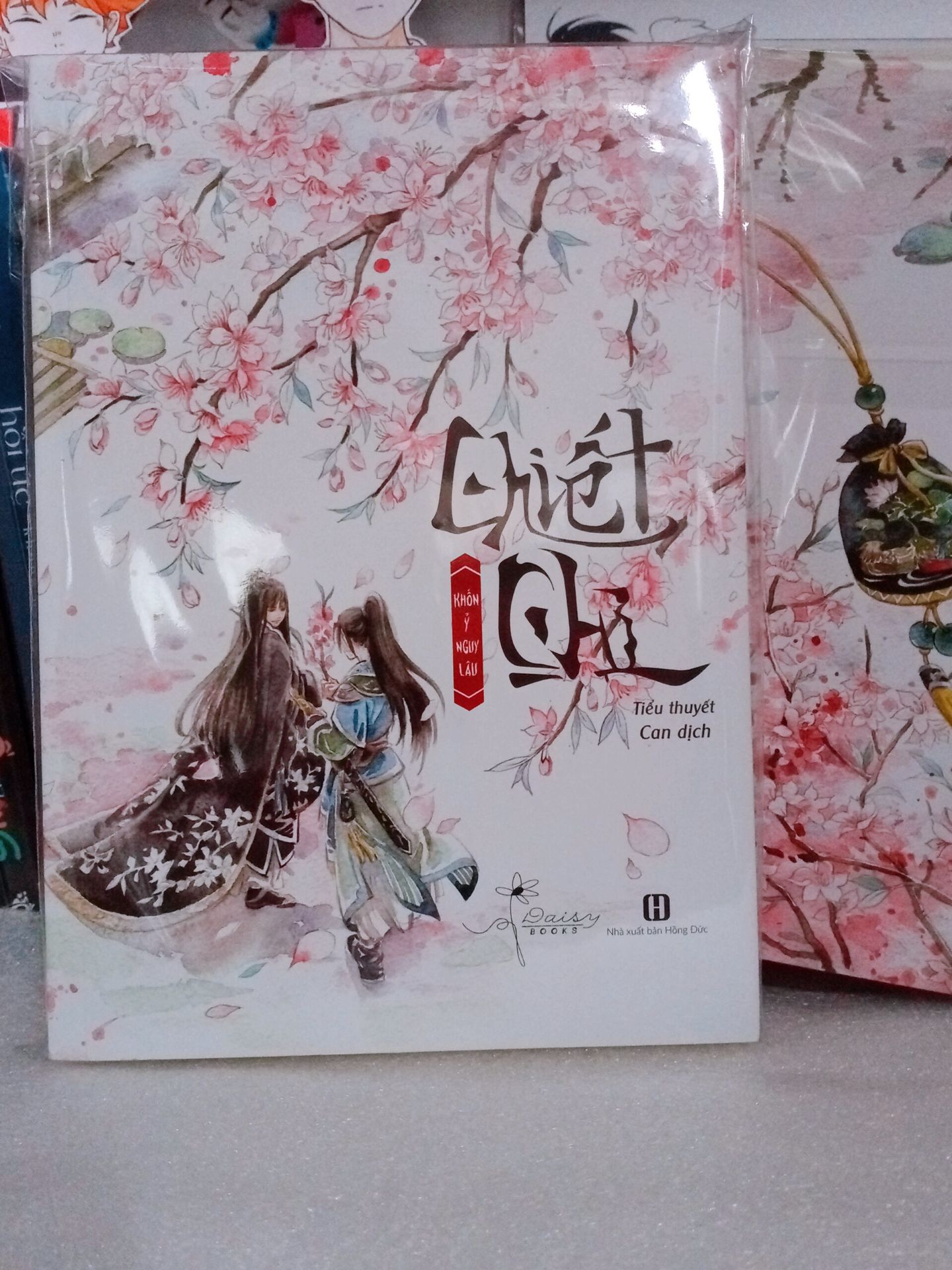 tiki gói hàng không kĩ gì cả, còn chả có chống xốc thế mà chả hiểu sao quyển Chiết Chi của mình vẫn nguyên vẹn còn quyển Khế Tử gói chung thì lại dập gáy =)) má cayyy. thôi thì Chiết Chi vẫn nguyên vẹn còn rất xinh nên cũng ok. về nội dung thì thấy mn bảo hay lắm, còn ngược nữa nên mua. cơ mà chỉ nhìn mỗi bìa thôi là thấy xứng đáng rồi ;3 đẹpp lammm