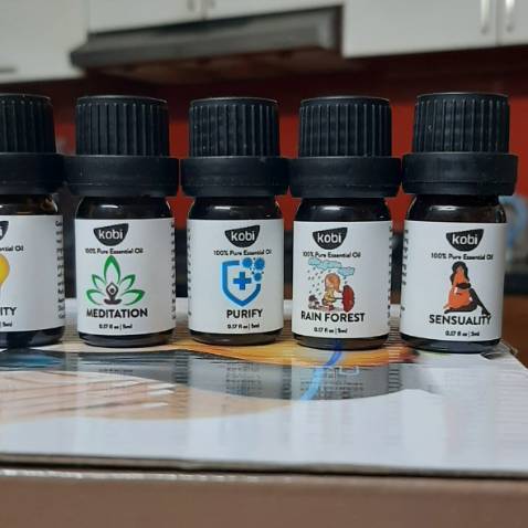 Đã mua của Kobi nhiều lần rồi nhưng đây là lần đầu tiên mình mua tinh dầu blend. Mình thử luôn 7 mùi hiện đang bán nói chung cảm giác sau khi dùng với máy xông rất tuyệt vời. Hơi khó mô tả nhưng khác với tinh dầu 1 mùi hương, tinh dầu dạng mix này mùi hương rất lạ. Trước mình cũng đã thử mix vài loại nhưng không được thành công lắm. Thôi dù sao cũng đáng đồng tiền bỏ ra. Nên mua thử nha mn. Bao bì của Kobi thì không có gì phải bàn, khen hết lời luôn: đơn giản nhưng tinh tế lắm. Tiki giao hàng siêu tốc, shipper thân thiện. 10đ cho chất lượng. Cám ơn Kobi nhiều, sẽ tiếp tục ủng hộ ạ.