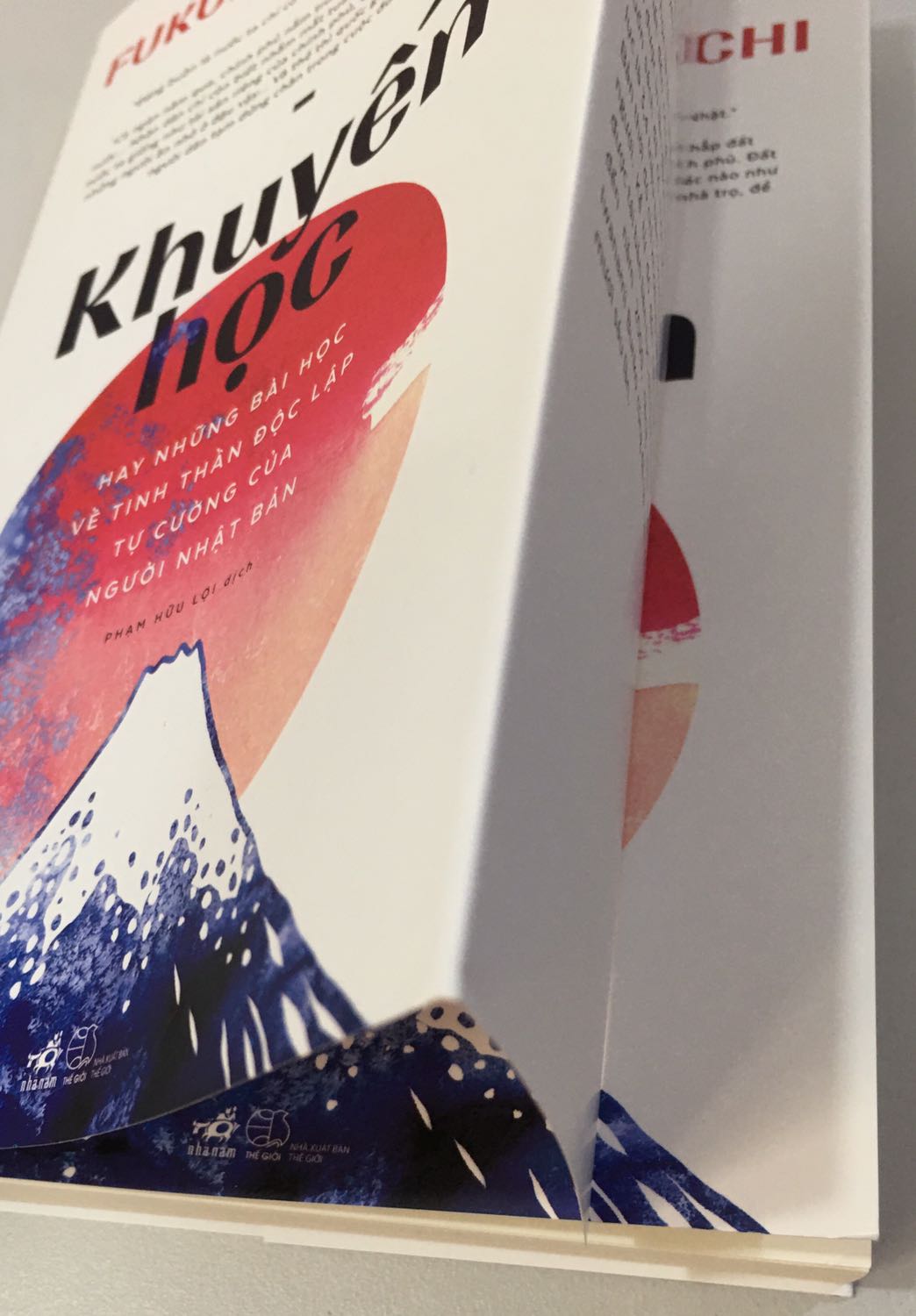 Mình nhận được sách đúng như dự kiến luôn. Bên ngoài sách có một miếng như cái bìa sách luôn. Mình kh bít gọi là gì ha ha ha nhma đẹp xĩu mng ah. Nội dung thì chắc mỗi ng sẽ có một cảm nhận cho riêng mình nhaa. Mng ủng hộ shop nha. Mình nhận được sách đúng như dự kiến luôn. Bên ngoài sách có một miếng như cái bìa sách luôn. Mình kh bít gọi là gì ha ha ha nhma đẹp xĩu mng ah. Nội dung thì chắc mỗi ng sẽ có một cảm nhận cho riêng mình nhaa. Mng ủng hộ shop nha.