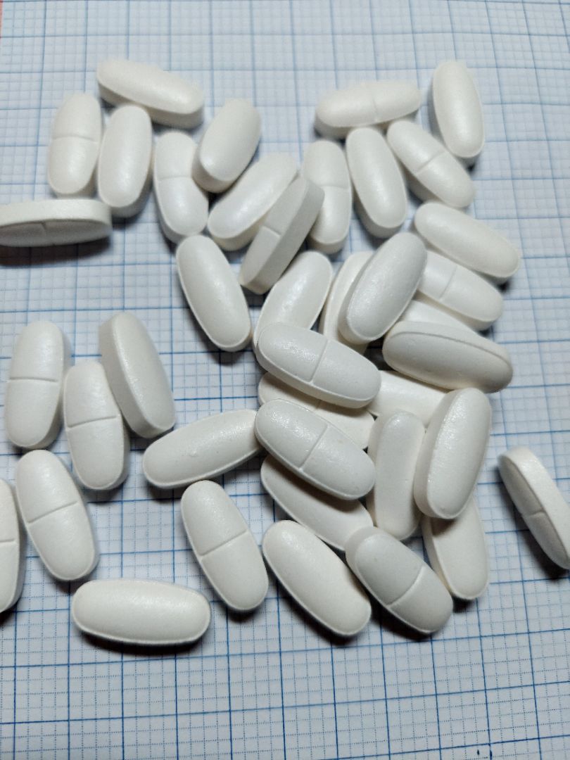 nhìn kĩ viên thuốc bằng mắt thường có nhiều chấm bi màu vàng nhạt giống như thể bị ẩm, mốc😥