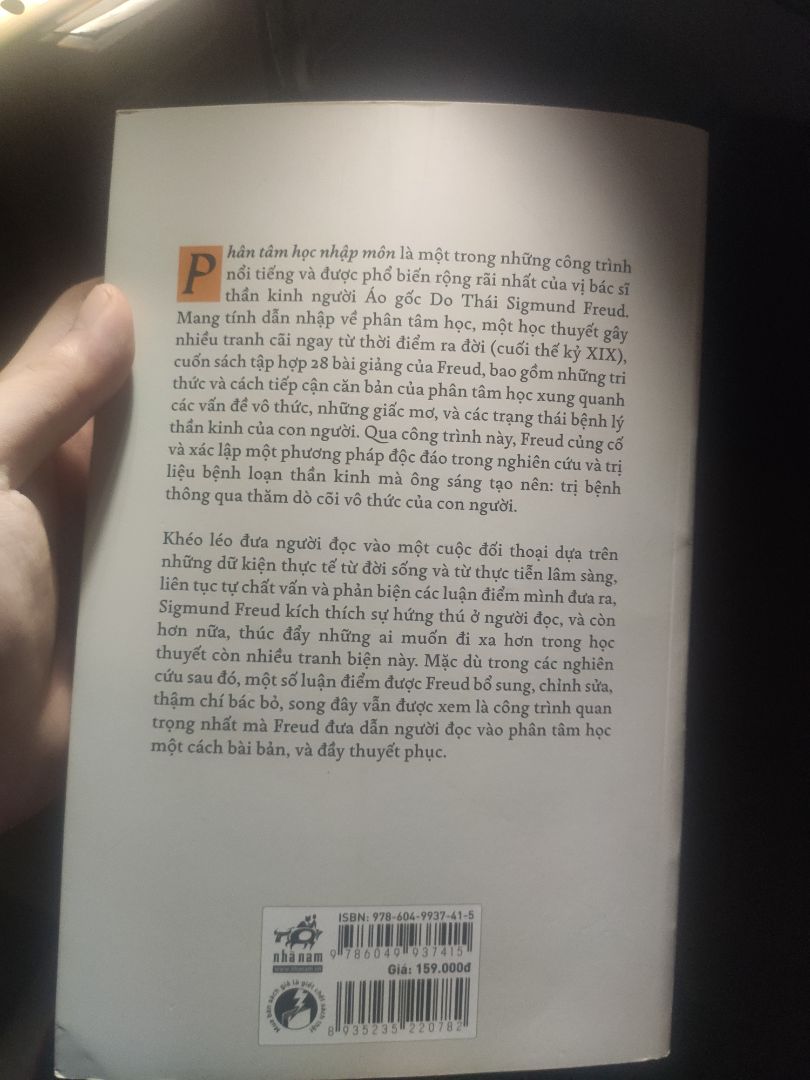 sách ổn, giấy tốt, hình thức ko vấn đề gì
nội dung khá khó đọc với những ai mới bắt đầu tìm hiểu về phân tâm học (dù đây là sách nhập môn). nhiều từ ngữ chuyên dùng khó đọc cũng như khoảng cách ngôn ngữ qua dịch thuật nên cũng có khó khăn trong việc đọc hiểu. mình nghĩ nên đọc lại nhiều lần hoặc tìm hiểu nền tảng tâm lý học trước rồi bắt qua phân tâm sẽ dễ hơn, nếu tự mò mấy cái này thì theo mình có vẻ hơi gian nan thậm chí là nản trong đoạn đầu.