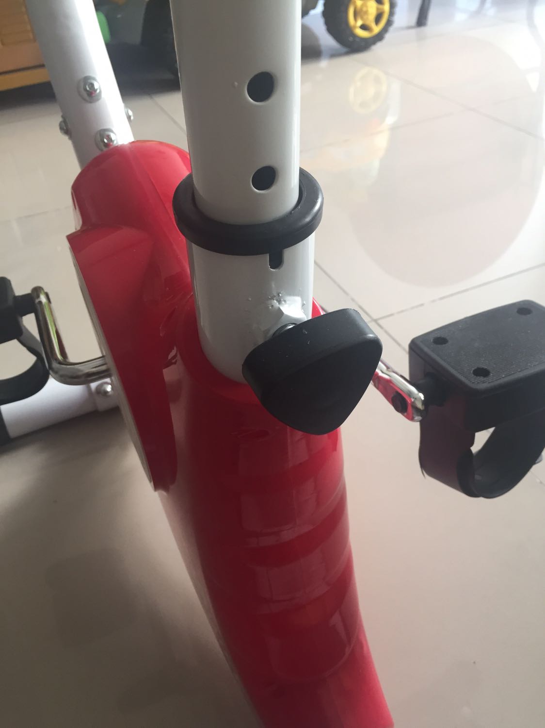 - tay lái hơi thấp so với sự tưởng tượng, nếu có thể tăng giảm chiều cao của tay lái thì thích hơn. 
- chỉ có 1 nút bấm reset toàn bộ sau khi bấm giữ vài giây. 
- tự lắp ráp khoảng 10-15 phút mới xong. 
- 10kg.