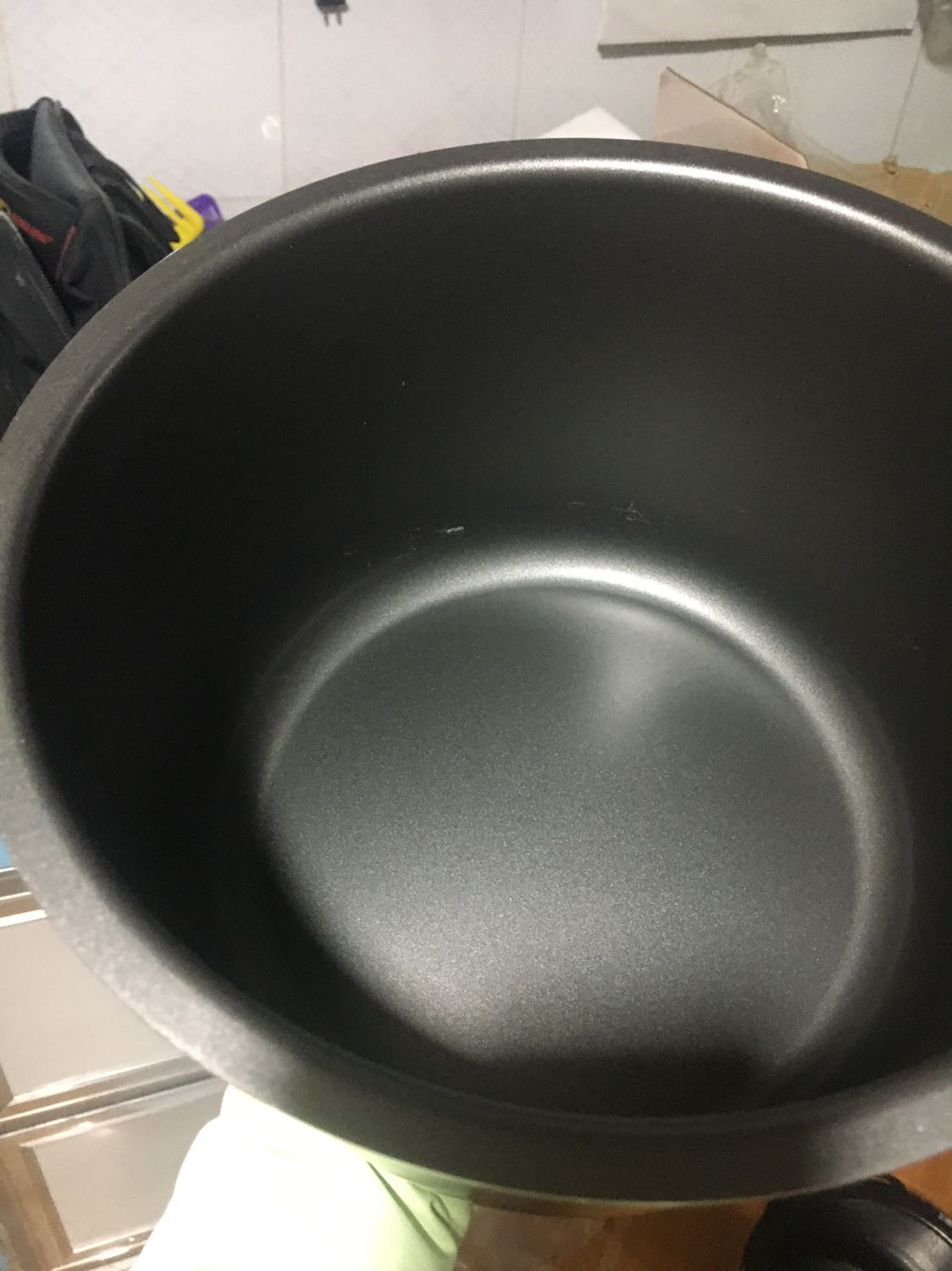 Hàng vừa khui thùng đã phát hiện trong nồi đã trầy xướt nhiều chỗ như hình, thay vì đóng thùng lại đổi trả nhưng tôi thử làm mẻ tỏi đầu tiên xem sao, nếu sử dụng ổn thì tôi cũng chấp nhận, nhưng e rằng hàng không được đổi trả nếu gặp tình trạng hỏng hóc bởi thời gian đổi trả chỉ có 7 ngày trong khi mẻ tỏi hoàn thành có thời gian 15 ngày?!?!?