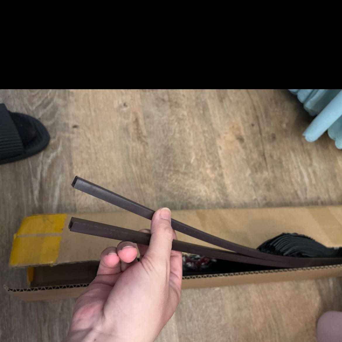 Giao 4 rèm nhưng chỉ có 2 nẹp cao su là sao shop ơi?