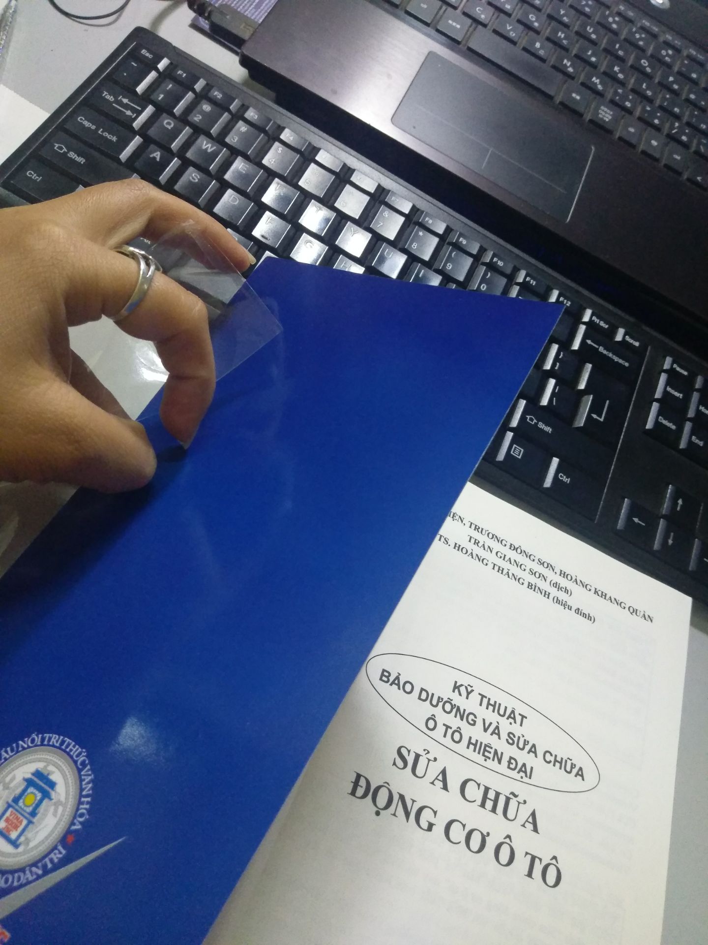 sách mua tặng bạn mà nhận về như này. thật lòng là ko biết phải nói như nào về dịch vụ bookcare nữa.