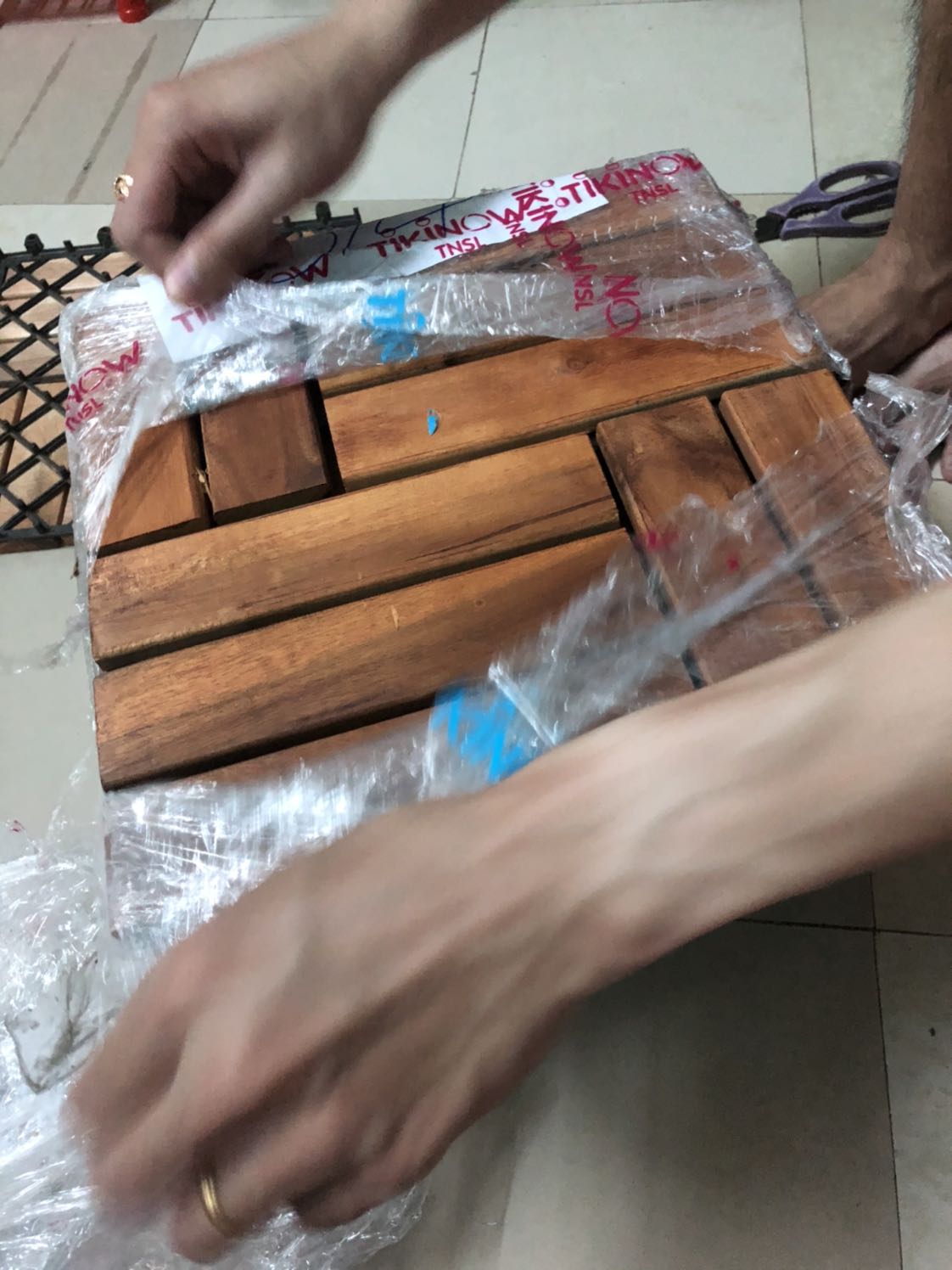 Mình đặt 4 thùng chất lượng hơi kém ko bỏ vào thùng catong mà để trần bọc nên nhựa ở đế gãy. Hàng sale nên chắc là hàng cũ nên nhựa đế giòn dễ gãy. Vì thấy ráp vô cũng ổn nên k đổi đỡ rắc rối Mình đặt 4 thùng chất lượng hơi kém ko bỏ vào thùng catong mà để trần bọc nên nhựa ở đế gãy. Hàng sale nên chắc là hàng cũ nên nhựa đế giòn dễ gãy. Vì thấy ráp vô cũng ổn nên k đổi đỡ rắc rối