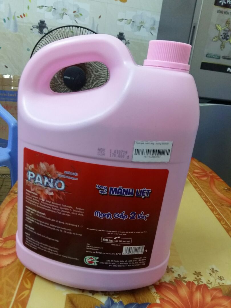 mình chưa giặt thử vì chưa dùng hết loại cũ. mấy loại trước mình mua vỏ màu nào nước giặt màu ấy. loại pano này  chai màu hồng nước giặt màu tím. mở nắp nước giặt thơm. gói kỹ. nv nhiệt tình giao cả trưa.5*