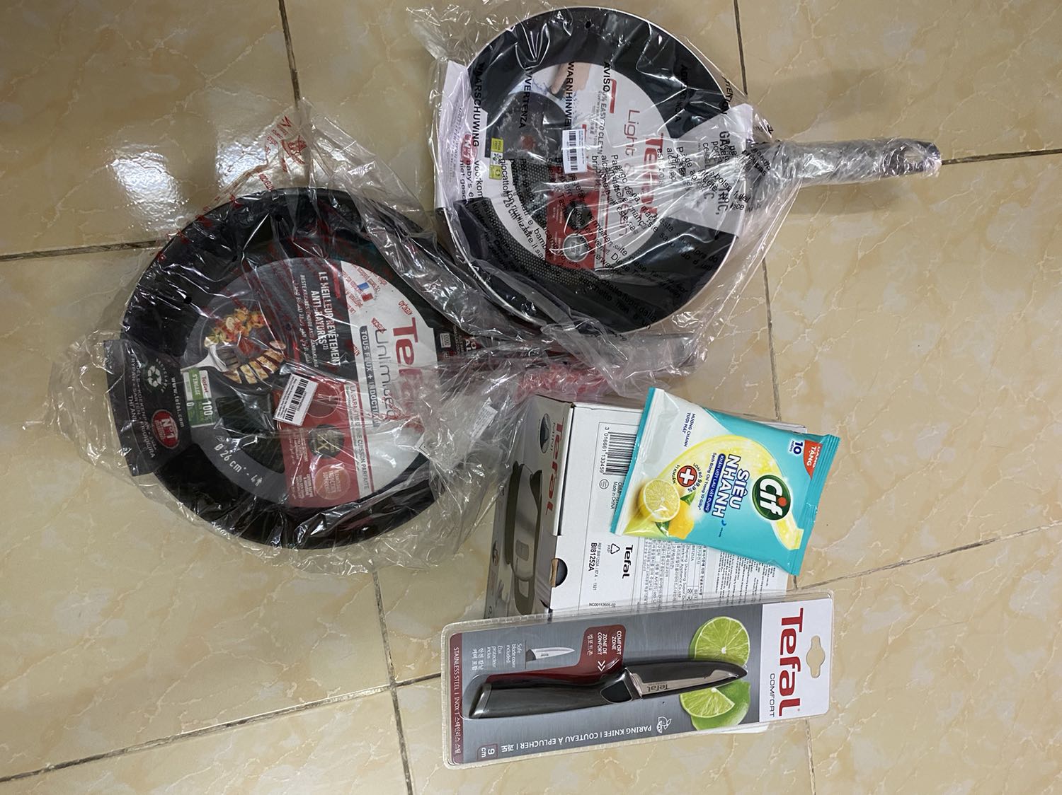 Mua 1 chảo đc 4 món, tổng thanh toán là 1.144k. Nhưng mà chảo bị xước 2 chỗ, chảo nặng 1.3 kg nên chắc cũng hơi nặng, còn chảo đc tặng là dòng rẻ nhất của Tefal sx tại TQ nặng 0.6kg. Nói chung là ok, tốt.