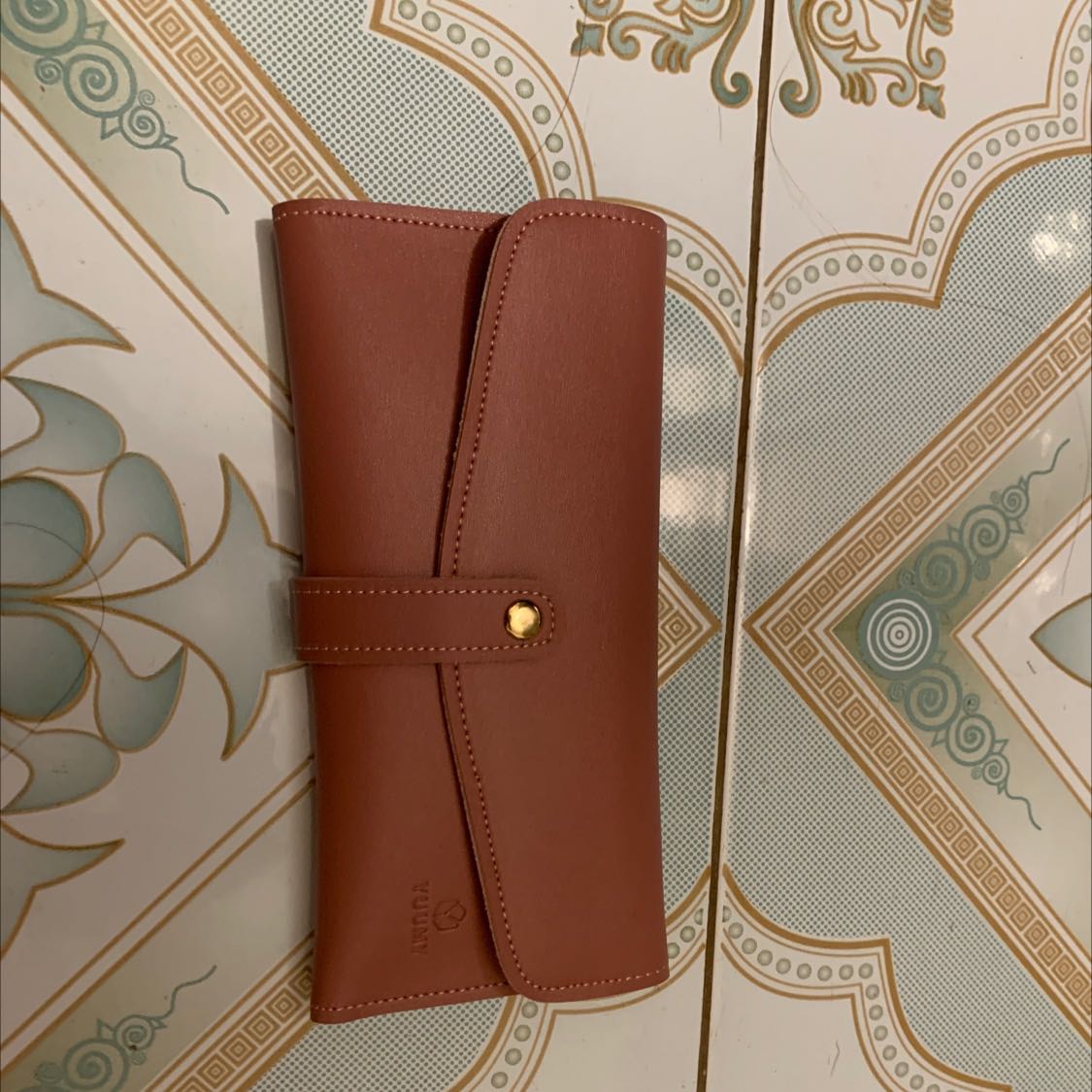 Ví da mềm, màu đẹp, có nhiều ngăn. Để được các nhiều thứ tiện lợi. Mua đợt sale nên rất đáng tiền nhé. Sẽ ủng hộ shop!