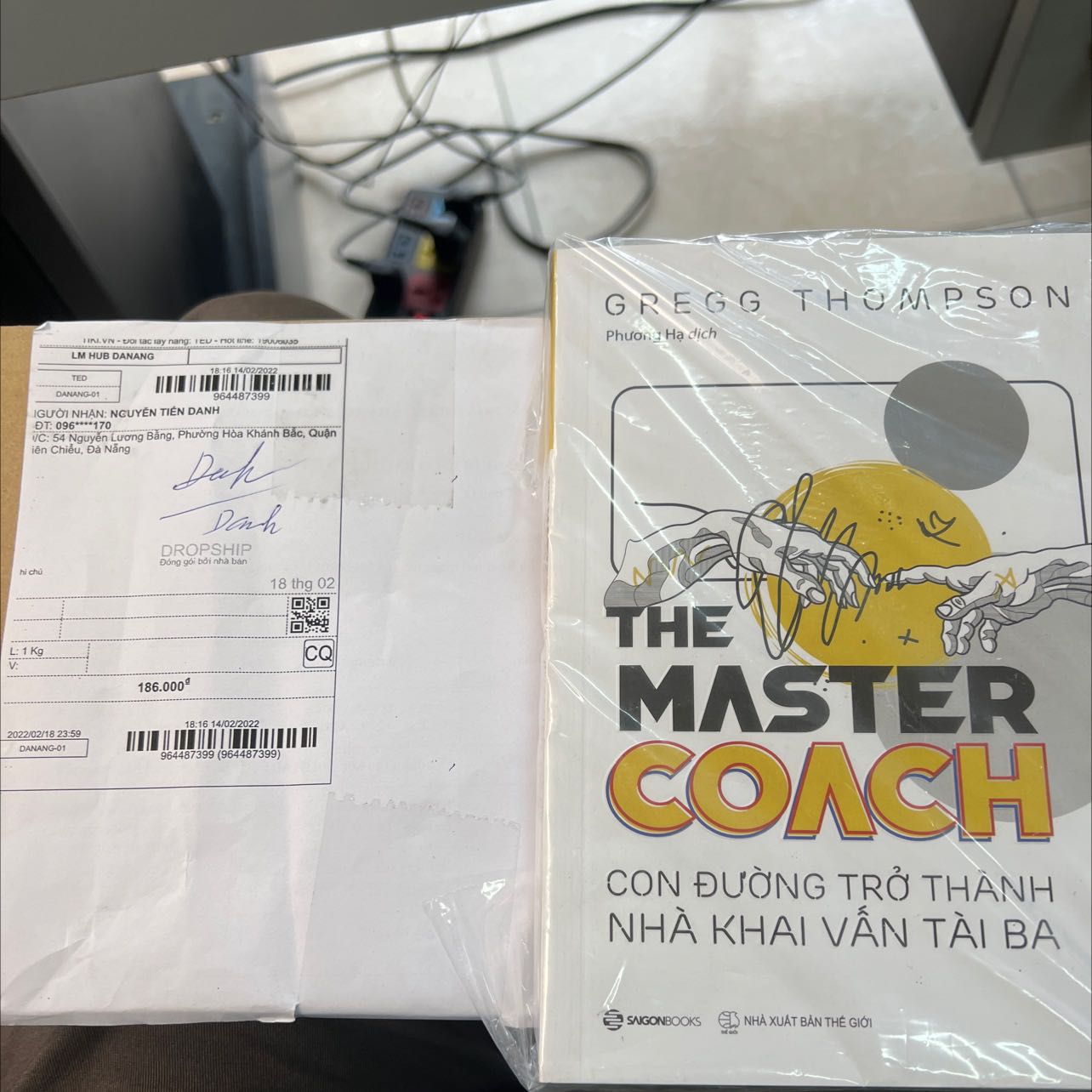 Lần đầu tiên có trải nghiệm mua hàng 1 sao với Tiki. Mình đặt sách Những mô hình Coach thành công nhất hiện nay, giá bìa 200k. Tiki giao sách Con đường trở thành nhà khai vấn tài ba, giá bìa 150k. Làm thế nào để đổi trả hàng đây?