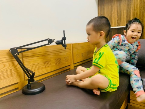 Giá đỡ khung kim loại chắc chắn, độ vươn như mô tả, thậm chí hơn 60cm. Tuỳ chỉnh được cao thấp và xoay nhiều hướng. Dùng tiện.