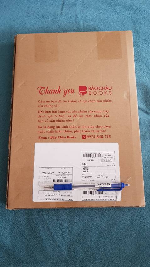 Nhà sách đóng gói cẩn thận, giao đúng hẹn . Sách mới tinh, nguyên vẹn . Anh nhân viên giao sách rất nhiệt tình .