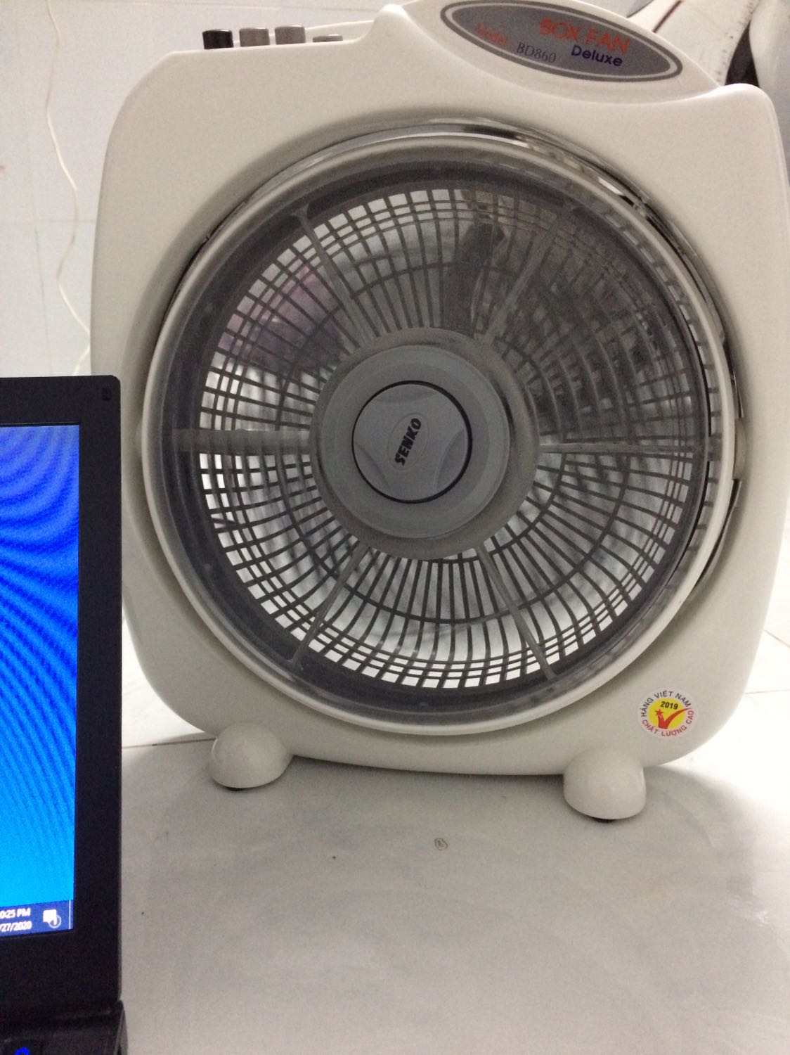 Qua vài hôm sử dụng quạt thì mình có nhận xét như sau: 
Quạt khá mát, hợp với giá tiền 260k. 
Tuy nhiên, quạt có một số hạn chế như: 
Khi khởi động quạt động cơ quạt bị kêu nhưng tiếng kêu k to lắm.
 Không có nút dừng quay.
Nhìn chung là mình cũng khá hài lòng với sản phẩm.