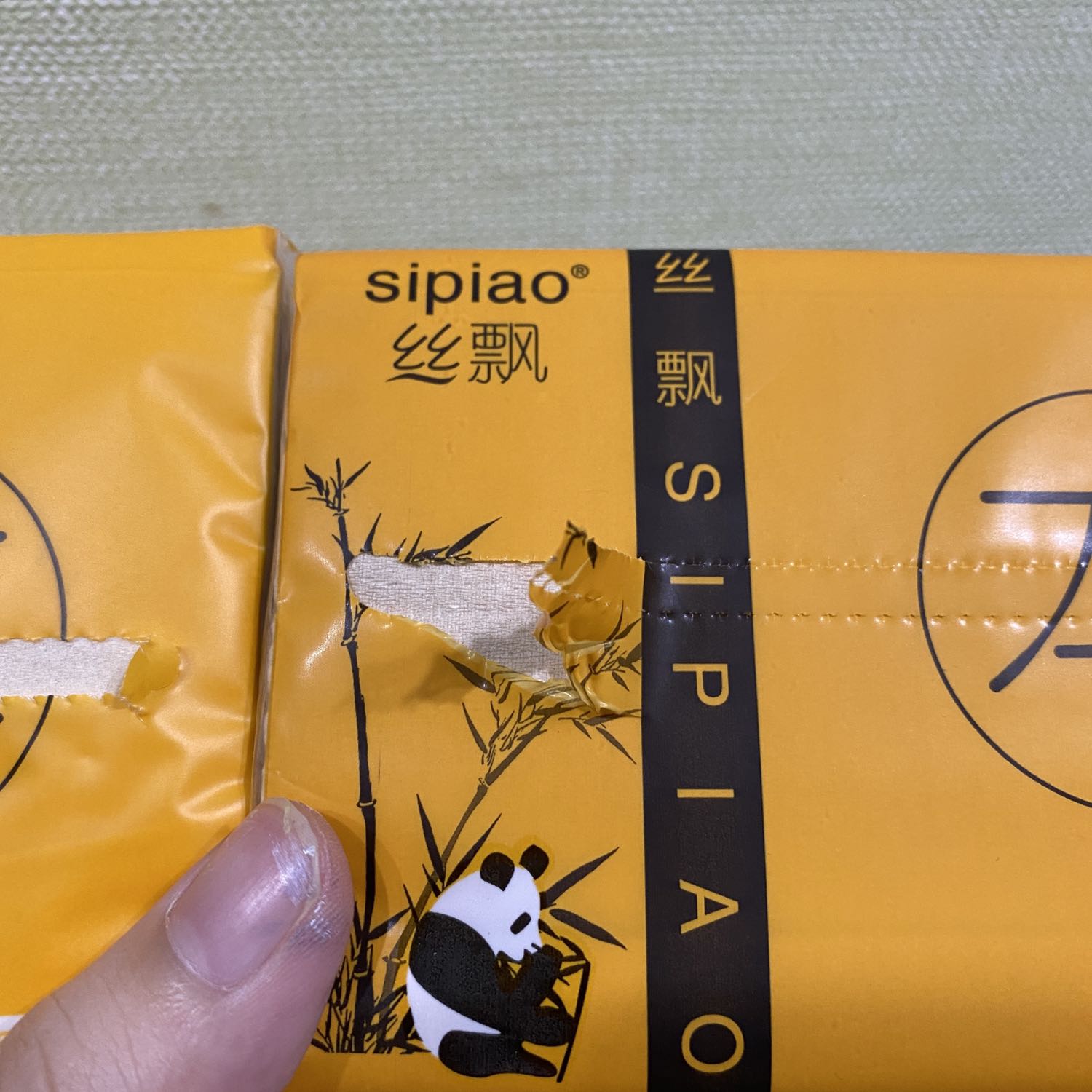 HÀNG FAKE CHẤT LƯỢNG KÉM nha mọi người. Mọi người đừng có mua. Mình xài loại khăn giấy này mấy năm trời rồi. Nay dịch mà nhà hết khăn giấy nên mới order shop này vì có Tiki now. Nhận tới thì mới phát hiện hàng chất lượng kém. Bao bì tới ruột giấy đều giả trân. Đính kèm hình cho mọi người xem, đồ thật hình xài lâu năm ở bên trái, đồ shop này ở bên phải nhé!
Thất vọng vì shop bán hàng chất lượng kém như này mà vẫn tồn tại trên TIKI. Tin tưởng TIKI bao lâu nay, lần đầu tiên gặp tình trạng như vậy. Chắc mai mốt muốn mua gì trên TIKI phải hết sức lưu ý quá