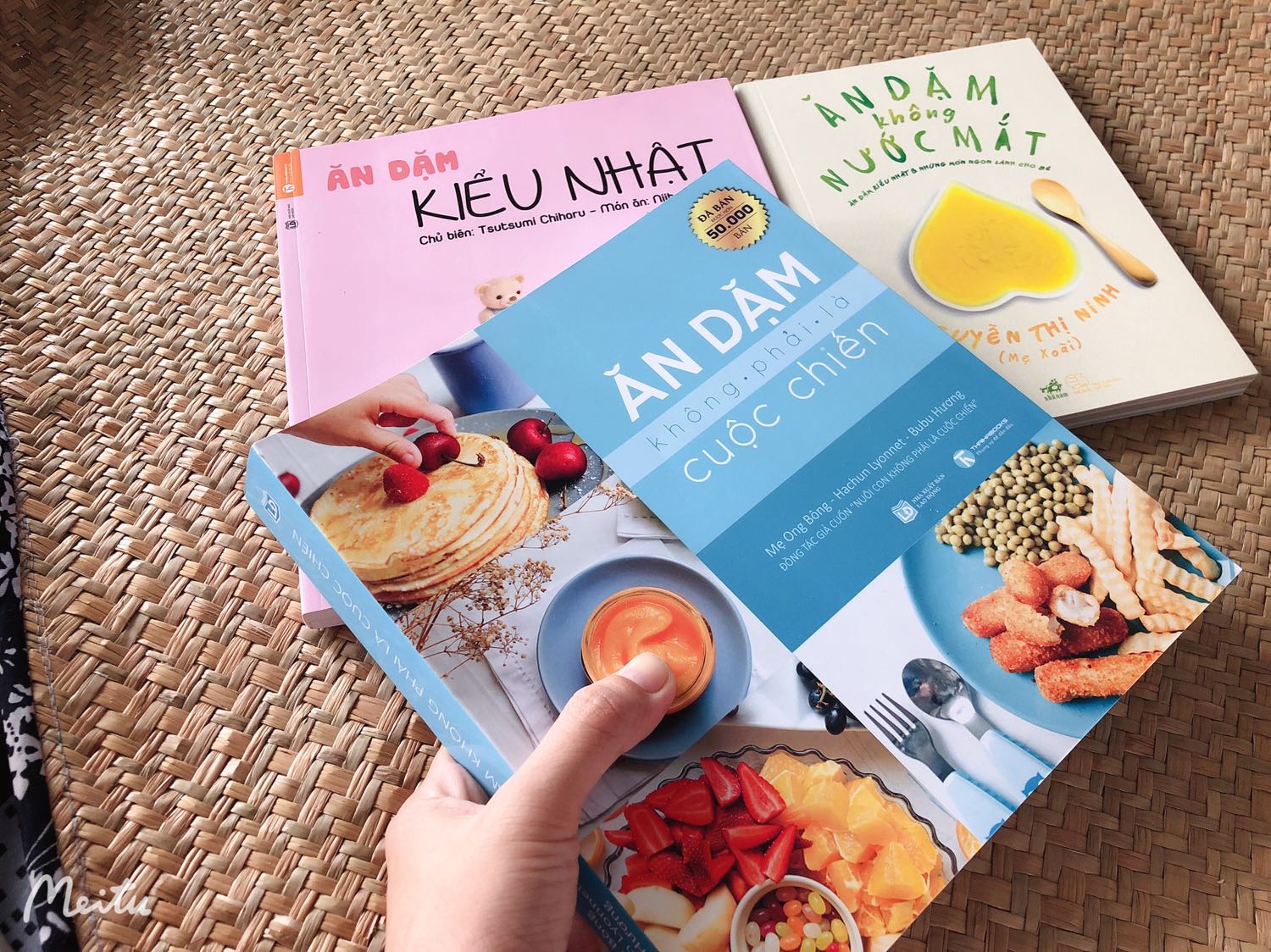 Sách này nên mua nếu mẹ quyết định cho bé ăn dặm nhé! Mình thấy các món cũng khá đơn giản dễ làm. Sách này nên mua nếu mẹ quyết định cho bé ăn dặm nhé! Mình thấy các món cũng khá đơn giản dễ làm.