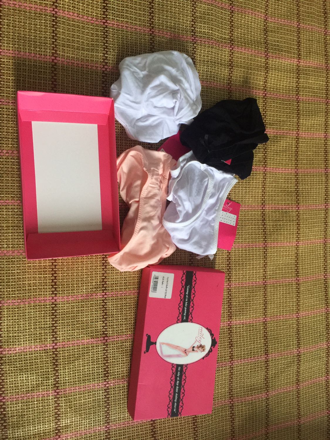 Quần mình nhận được thật sự rất nhăn nhúm và trông rất cũ (như ảnh). Đồng thời hộp đề là 5 chiếc, cửa hàng chỉ gửi 4 chiếc. Trên kia đã có feedback gửi khách hàng thiếu. Mong tiki nhận, kiểm tra lại sản phẩm và refund lại tiền cho mình. Mình mua nhiều sp trên tiki rồi thì đây là sp đáng thất vọng nhất. Thật sự mất thời gian của khách hàng!